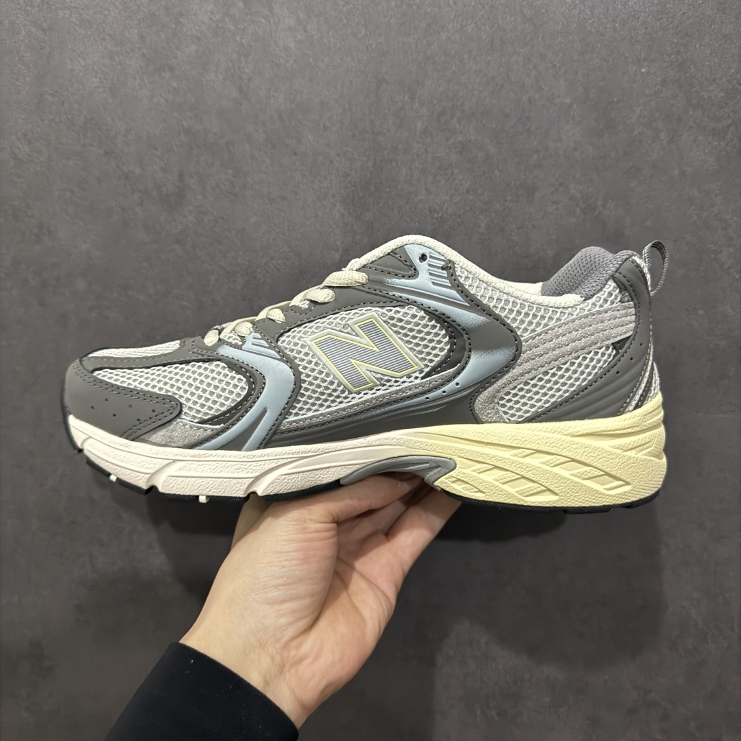 图片[2]-【纯原性价比】New Balance 530 NB530 男女休闲慢跑鞋 MR530TG 大厂出品 所有配色都是原鞋开发 超正版型 超高清洁度和品质 价格更具性价比 实体代购专用订单 配套商长期套现长期补货 全新货品 正常出厂触屏不到的单价 超级跑量款 全套原楦原纸板原厂数据开发 进口三明治网面 原装进口翻毛皮料正确绒感卡色 正确中底拉帮中底网布细节 采用轻质牛剖革拼接透气网眼衬垫织物鞋面材质 T-Beam大底提供足步弓支撑 保持步态稳定 后跟搭载外露缓震胶 鞋身整体以各种深浅不一的灰色覆盖 鞋头以淡蓝色调装饰 网眼衬垫通过不规律的色块实现做旧的美感 泛黄的鞋底更是进一步增添了复古气息 尺码：36 37 37.5 38 38.5 39.5 40 40.5 41.5 42 42.5 43 44 44.5 45-选品中心