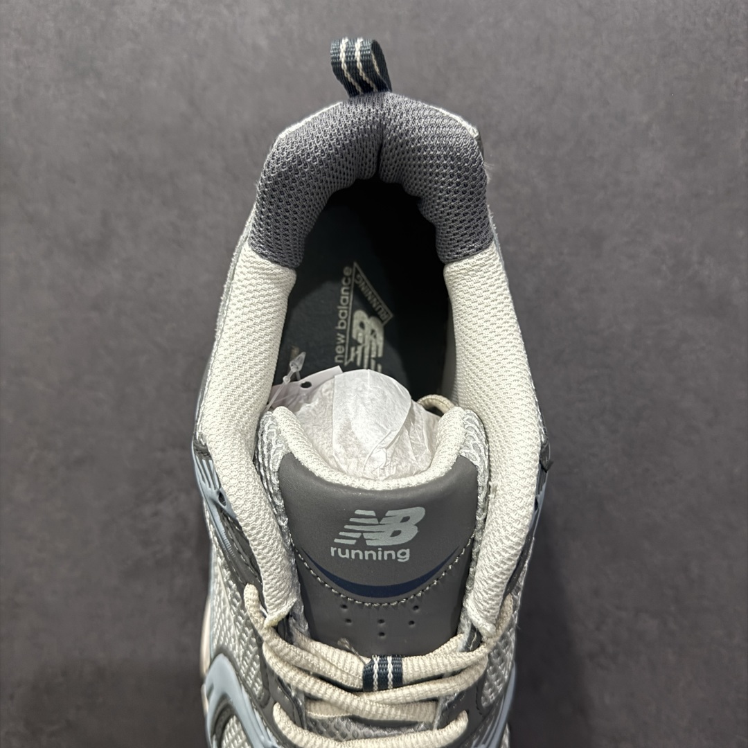 图片[7]-【纯原性价比】New Balance 530 NB530 男女休闲慢跑鞋 MR530TG 大厂出品 所有配色都是原鞋开发 超正版型 超高清洁度和品质 价格更具性价比 实体代购专用订单 配套商长期套现长期补货 全新货品 正常出厂触屏不到的单价 超级跑量款 全套原楦原纸板原厂数据开发 进口三明治网面 原装进口翻毛皮料正确绒感卡色 正确中底拉帮中底网布细节 采用轻质牛剖革拼接透气网眼衬垫织物鞋面材质 T-Beam大底提供足步弓支撑 保持步态稳定 后跟搭载外露缓震胶 鞋身整体以各种深浅不一的灰色覆盖 鞋头以淡蓝色调装饰 网眼衬垫通过不规律的色块实现做旧的美感 泛黄的鞋底更是进一步增添了复古气息 尺码：36 37 37.5 38 38.5 39.5 40 40.5 41.5 42 42.5 43 44 44.5 45-选品中心