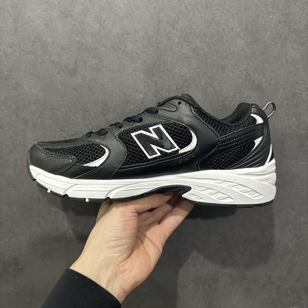 图片[2]-【纯原性价比】New Balance 530 NB530 男女休闲慢跑鞋 MR530SD 大厂出品 所有配色都是原鞋开发 超正版型 超高清洁度和品质 价格更具性价比 实体代购专用订单 配套商长期套现长期补货 全新货品 正常出厂触屏不到的单价 超级跑量款 全套原楦原纸板原厂数据开发 进口三明治网面 原装进口翻毛皮料正确绒感卡色 正确中底拉帮中底网布细节 采用轻质牛剖革拼接透气网眼衬垫织物鞋面材质 T-Beam大底提供足步弓支撑 保持步态稳定 后跟搭载外露缓震胶 鞋身整体以各种深浅不一的灰色覆盖 鞋头以淡蓝色调装饰 网眼衬垫通过不规律的色块实现做旧的美感 泛黄的鞋底更是进一步增添了复古气息 尺码：36 37 37.5 38 38.5 39.5 40 40.5 41.5 42 42.5 43 44 44.5 45-选品中心