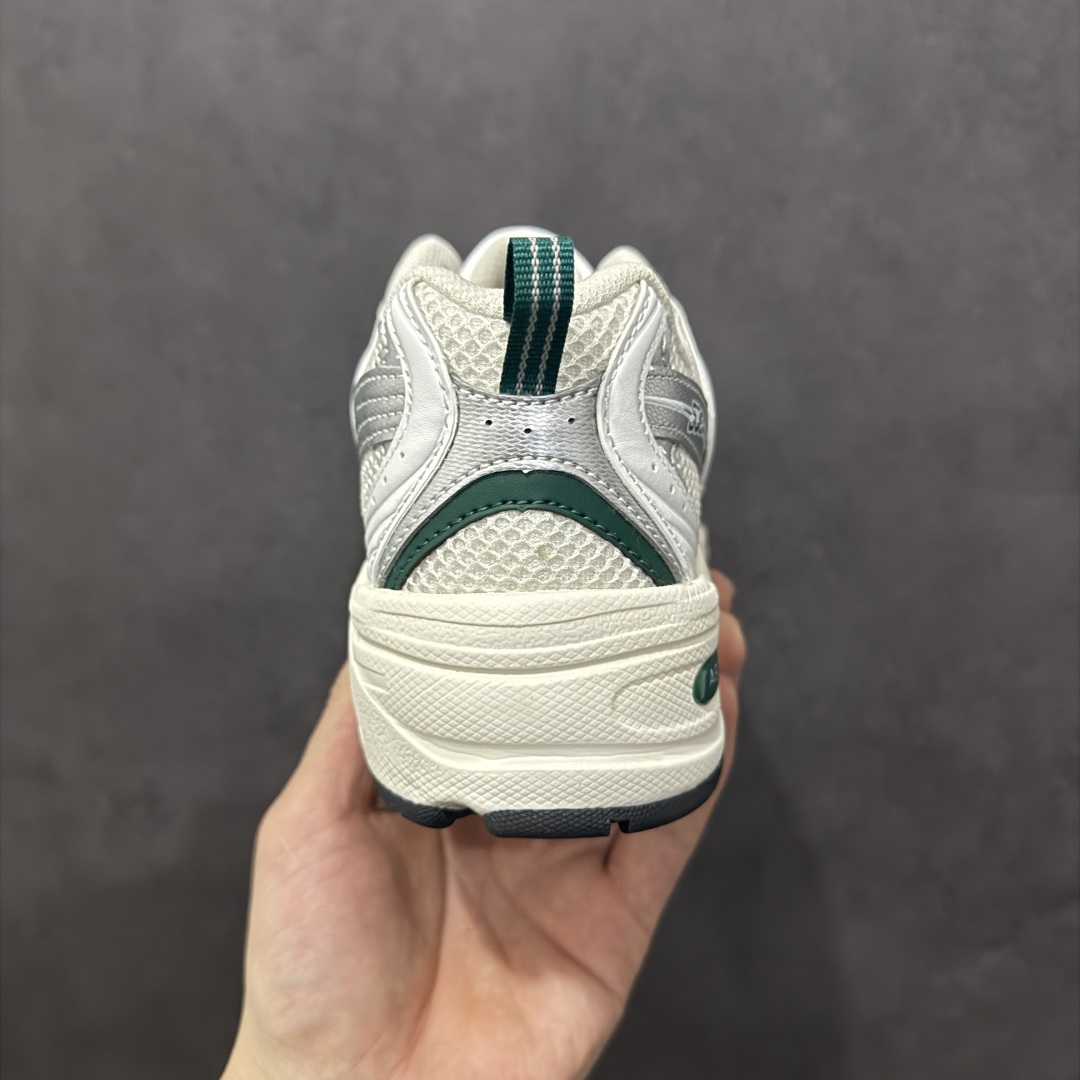 图片[4]-【纯原性价比】New Balance 530 NB530 男女休闲慢跑鞋 MR530SX 大厂出品 所有配色都是原鞋开发 超正版型 超高清洁度和品质 价格更具性价比 实体代购专用订单 配套商长期套现长期补货 全新货品 正常出厂触屏不到的单价 超级跑量款 全套原楦原纸板原厂数据开发 进口三明治网面 原装进口翻毛皮料正确绒感卡色 正确中底拉帮中底网布细节 采用轻质牛剖革拼接透气网眼衬垫织物鞋面材质 T-Beam大底提供足步弓支撑 保持步态稳定 后跟搭载外露缓震胶 鞋身整体以各种深浅不一的灰色覆盖 鞋头以淡蓝色调装饰 网眼衬垫通过不规律的色块实现做旧的美感 泛黄的鞋底更是进一步增添了复古气息 尺码：36 37 37.5 38 38.5 39.5 40 40.5 41.5 42 42.5 43 44 44.5 45-选品中心