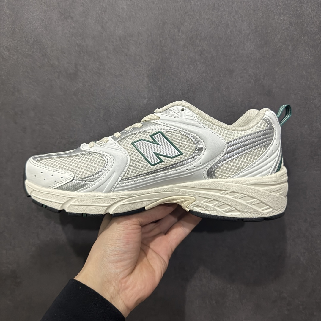 图片[2]-【纯原性价比】New Balance 530 NB530 男女休闲慢跑鞋 MR530SX 大厂出品 所有配色都是原鞋开发 超正版型 超高清洁度和品质 价格更具性价比 实体代购专用订单 配套商长期套现长期补货 全新货品 正常出厂触屏不到的单价 超级跑量款 全套原楦原纸板原厂数据开发 进口三明治网面 原装进口翻毛皮料正确绒感卡色 正确中底拉帮中底网布细节 采用轻质牛剖革拼接透气网眼衬垫织物鞋面材质 T-Beam大底提供足步弓支撑 保持步态稳定 后跟搭载外露缓震胶 鞋身整体以各种深浅不一的灰色覆盖 鞋头以淡蓝色调装饰 网眼衬垫通过不规律的色块实现做旧的美感 泛黄的鞋底更是进一步增添了复古气息 尺码：36 37 37.5 38 38.5 39.5 40 40.5 41.5 42 42.5 43 44 44.5 45-选品中心