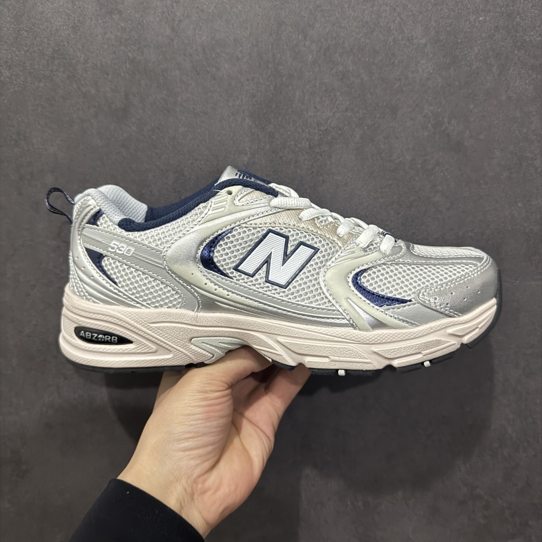 图片[11]-【纯原性价比】New Balance 530 NB530 男女休闲慢跑鞋 MR530FW1 大厂出品 所有配色都是原鞋开发 超正版型 超高清洁度和品质 价格更具性价比 实体代购专用订单 配套商长期套现长期补货 全新货品 正常出厂触屏不到的单价 超级跑量款 全套原楦原纸板原厂数据开发 进口三明治网面 原装进口翻毛皮料正确绒感卡色 正确中底拉帮中底网布细节 采用轻质牛剖革拼接透气网眼衬垫织物鞋面材质 T-Beam大底提供足步弓支撑 保持步态稳定 后跟搭载外露缓震胶 鞋身整体以各种深浅不一的灰色覆盖 鞋头以淡蓝色调装饰 网眼衬垫通过不规律的色块实现做旧的美感 泛黄的鞋底更是进一步增添了复古气息 尺码：36 37 37.5 38 38.5 39.5 40 40.5 41.5 42 42.5 43 44 44.5 45-选品中心