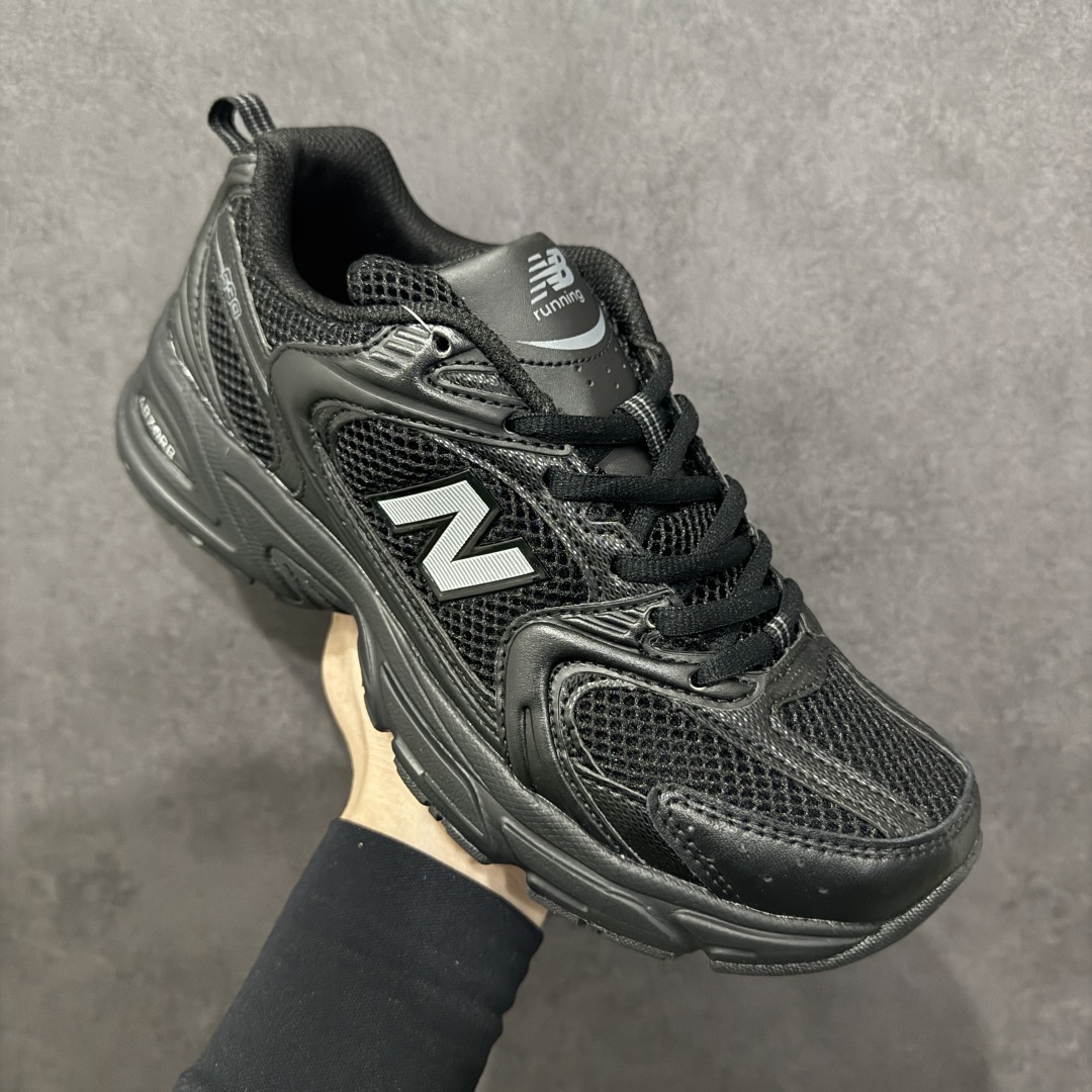 图片[3]-【纯原性价比】New Balance 530 NB530 男女休闲慢跑鞋 MR530FB1 大厂出品 所有配色都是原鞋开发 超正版型 超高清洁度和品质 价格更具性价比 实体代购专用订单 配套商长期套现长期补货 全新货品 正常出厂触屏不到的单价 超级跑量款 全套原楦原纸板原厂数据开发 进口三明治网面 原装进口翻毛皮料正确绒感卡色 正确中底拉帮中底网布细节 采用轻质牛剖革拼接透气网眼衬垫织物鞋面材质 T-Beam大底提供足步弓支撑 保持步态稳定 后跟搭载外露缓震胶 鞋身整体以各种深浅不一的灰色覆盖 鞋头以淡蓝色调装饰 网眼衬垫通过不规律的色块实现做旧的美感 泛黄的鞋底更是进一步增添了复古气息 尺码：36 37 37.5 38 38.5 39.5 40 40.5 41.5 42 42.5 43 44 44.5 45-选品中心