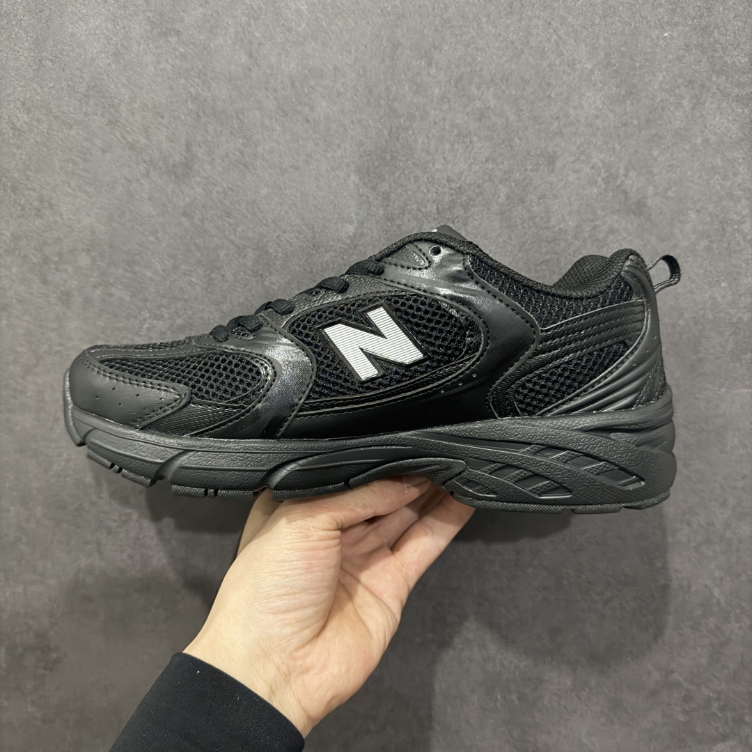 图片[2]-【纯原性价比】New Balance 530 NB530 男女休闲慢跑鞋 MR530FB1 大厂出品 所有配色都是原鞋开发 超正版型 超高清洁度和品质 价格更具性价比 实体代购专用订单 配套商长期套现长期补货 全新货品 正常出厂触屏不到的单价 超级跑量款 全套原楦原纸板原厂数据开发 进口三明治网面 原装进口翻毛皮料正确绒感卡色 正确中底拉帮中底网布细节 采用轻质牛剖革拼接透气网眼衬垫织物鞋面材质 T-Beam大底提供足步弓支撑 保持步态稳定 后跟搭载外露缓震胶 鞋身整体以各种深浅不一的灰色覆盖 鞋头以淡蓝色调装饰 网眼衬垫通过不规律的色块实现做旧的美感 泛黄的鞋底更是进一步增添了复古气息 尺码：36 37 37.5 38 38.5 39.5 40 40.5 41.5 42 42.5 43 44 44.5 45-选品中心
