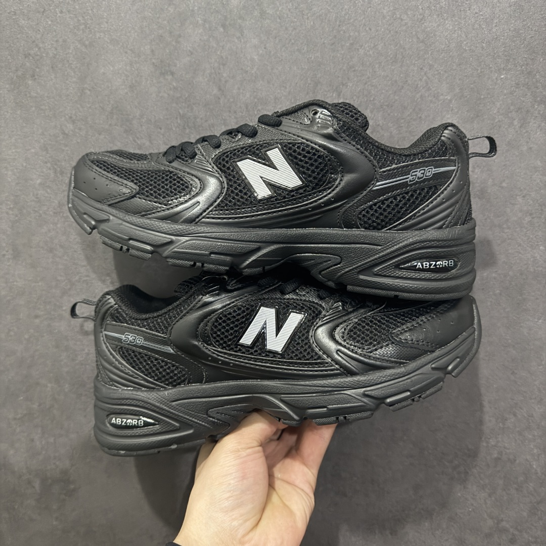 图片[10]-【纯原性价比】New Balance 530 NB530 男女休闲慢跑鞋 MR530FW1 大厂出品 所有配色都是原鞋开发 超正版型 超高清洁度和品质 价格更具性价比 实体代购专用订单 配套商长期套现长期补货 全新货品 正常出厂触屏不到的单价 超级跑量款 全套原楦原纸板原厂数据开发 进口三明治网面 原装进口翻毛皮料正确绒感卡色 正确中底拉帮中底网布细节 采用轻质牛剖革拼接透气网眼衬垫织物鞋面材质 T-Beam大底提供足步弓支撑 保持步态稳定 后跟搭载外露缓震胶 鞋身整体以各种深浅不一的灰色覆盖 鞋头以淡蓝色调装饰 网眼衬垫通过不规律的色块实现做旧的美感 泛黄的鞋底更是进一步增添了复古气息 尺码：36 37 37.5 38 38.5 39.5 40 40.5 41.5 42 42.5 43 44 44.5 45-选品中心