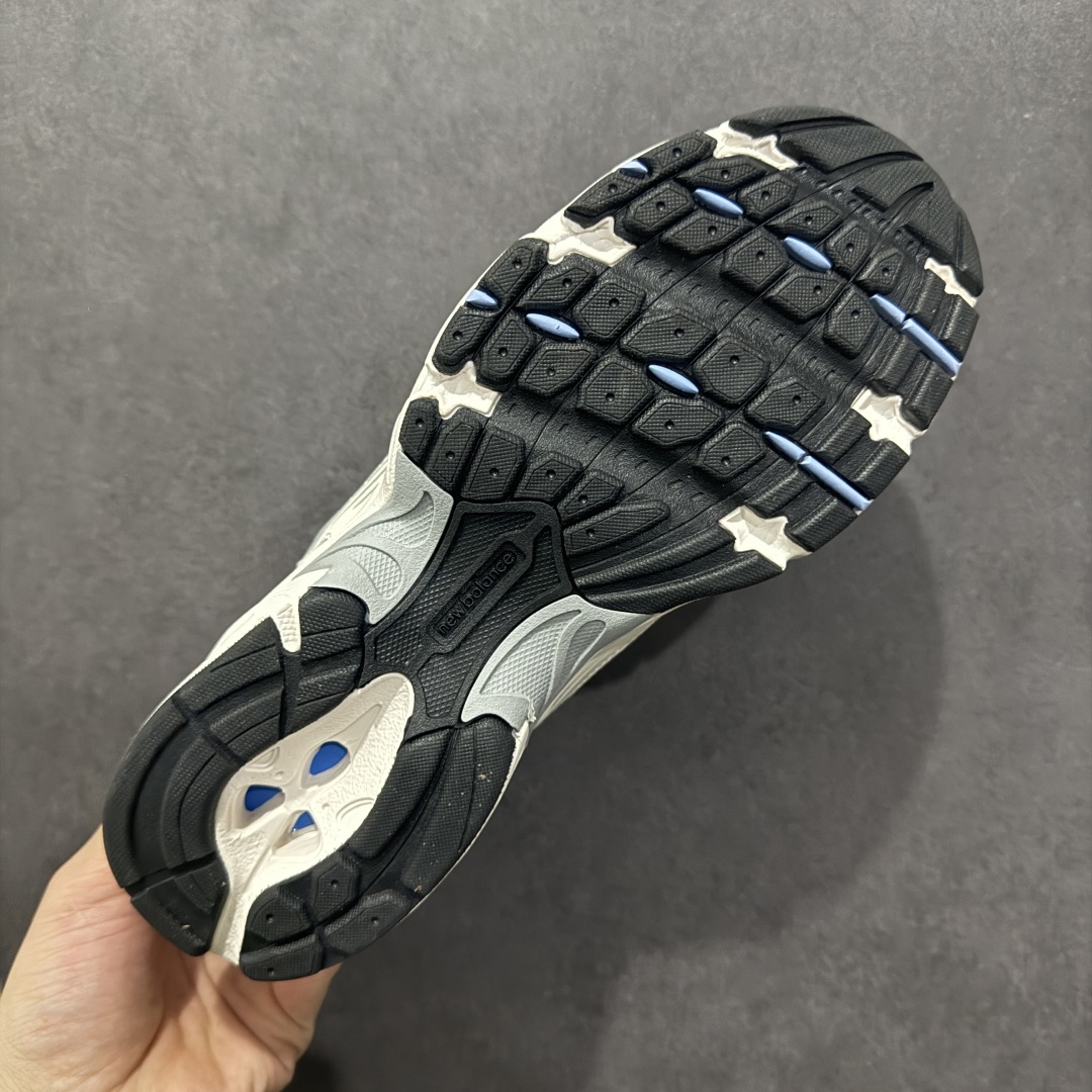 图片[9]-【纯原性价比】New Balance 530 NB530 男女休闲慢跑鞋 MR530KC 大厂出品 所有配色都是原鞋开发 超正版型 超高清洁度和品质 价格更具性价比 实体代购专用订单 配套商长期套现长期补货 全新货品 正常出厂触屏不到的单价 超级跑量款 全套原楦原纸板原厂数据开发 进口三明治网面 原装进口翻毛皮料正确绒感卡色 正确中底拉帮中底网布细节 采用轻质牛剖革拼接透气网眼衬垫织物鞋面材质 T-Beam大底提供足步弓支撑 保持步态稳定 后跟搭载外露缓震胶 鞋身整体以各种深浅不一的灰色覆盖 鞋头以淡蓝色调装饰 网眼衬垫通过不规律的色块实现做旧的美感 泛黄的鞋底更是进一步增添了复古气息 尺码：36 37 37.5 38 38.5 39.5 40 40.5 41.5 42 42.5 43 44 44.5 45-选品中心