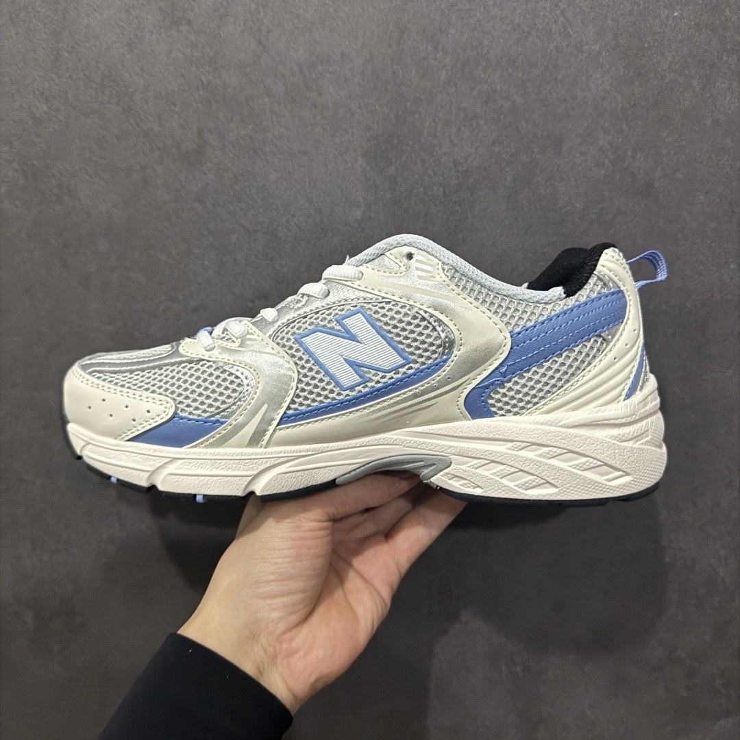 图片[2]-【纯原性价比】New Balance 530 NB530 男女休闲慢跑鞋 MR530KC 大厂出品 所有配色都是原鞋开发 超正版型 超高清洁度和品质 价格更具性价比 实体代购专用订单 配套商长期套现长期补货 全新货品 正常出厂触屏不到的单价 超级跑量款 全套原楦原纸板原厂数据开发 进口三明治网面 原装进口翻毛皮料正确绒感卡色 正确中底拉帮中底网布细节 采用轻质牛剖革拼接透气网眼衬垫织物鞋面材质 T-Beam大底提供足步弓支撑 保持步态稳定 后跟搭载外露缓震胶 鞋身整体以各种深浅不一的灰色覆盖 鞋头以淡蓝色调装饰 网眼衬垫通过不规律的色块实现做旧的美感 泛黄的鞋底更是进一步增添了复古气息 尺码：36 37 37.5 38 38.5 39.5 40 40.5 41.5 42 42.5 43 44 44.5 45-选品中心