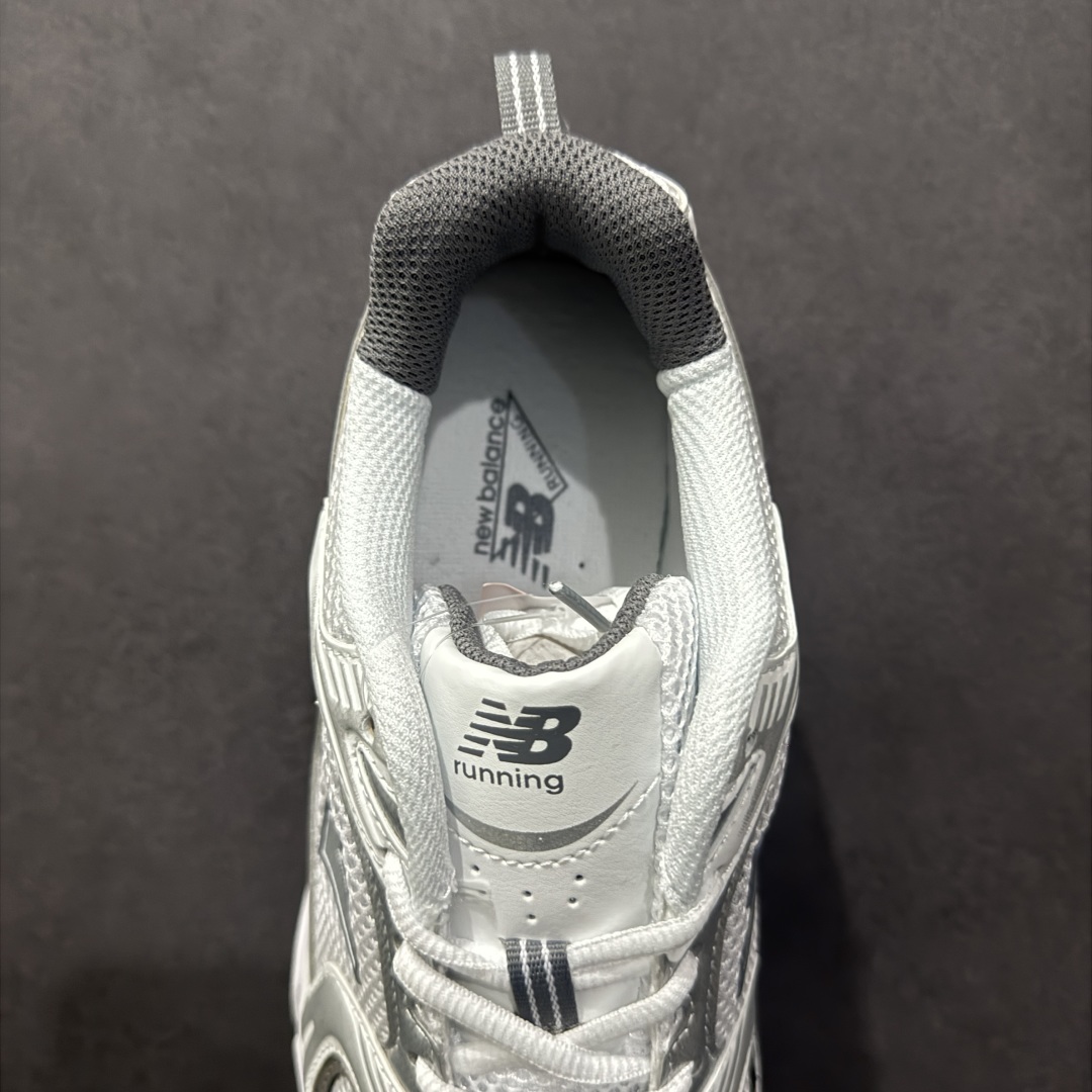 图片[7]-【纯原性价比】New Balance 530 NB530 男女休闲慢跑鞋 MR530AD 大厂出品 所有配色都是原鞋开发 超正版型 超高清洁度和品质 价格更具性价比 实体代购专用订单 配套商长期套现长期补货 全新货品 正常出厂触屏不到的单价 超级跑量款 全套原楦原纸板原厂数据开发 进口三明治网面 原装进口翻毛皮料正确绒感卡色 正确中底拉帮中底网布细节 采用轻质牛剖革拼接透气网眼衬垫织物鞋面材质 T-Beam大底提供足步弓支撑 保持步态稳定 后跟搭载外露缓震胶 鞋身整体以各种深浅不一的灰色覆盖 鞋头以淡蓝色调装饰 网眼衬垫通过不规律的色块实现做旧的美感 泛黄的鞋底更是进一步增添了复古气息 尺码：36 37 37.5 38 38.5 39.5 40 40.5 41.5 42 42.5 43 44 44.5 45-选品中心