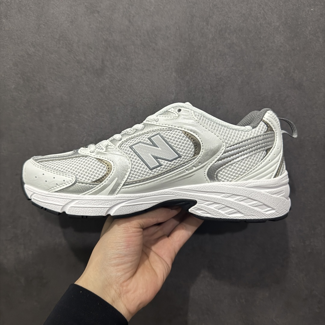 图片[2]-【纯原性价比】New Balance 530 NB530 男女休闲慢跑鞋 MR530AD 大厂出品 所有配色都是原鞋开发 超正版型 超高清洁度和品质 价格更具性价比 实体代购专用订单 配套商长期套现长期补货 全新货品 正常出厂触屏不到的单价 超级跑量款 全套原楦原纸板原厂数据开发 进口三明治网面 原装进口翻毛皮料正确绒感卡色 正确中底拉帮中底网布细节 采用轻质牛剖革拼接透气网眼衬垫织物鞋面材质 T-Beam大底提供足步弓支撑 保持步态稳定 后跟搭载外露缓震胶 鞋身整体以各种深浅不一的灰色覆盖 鞋头以淡蓝色调装饰 网眼衬垫通过不规律的色块实现做旧的美感 泛黄的鞋底更是进一步增添了复古气息 尺码：36 37 37.5 38 38.5 39.5 40 40.5 41.5 42 42.5 43 44 44.5 45-选品中心