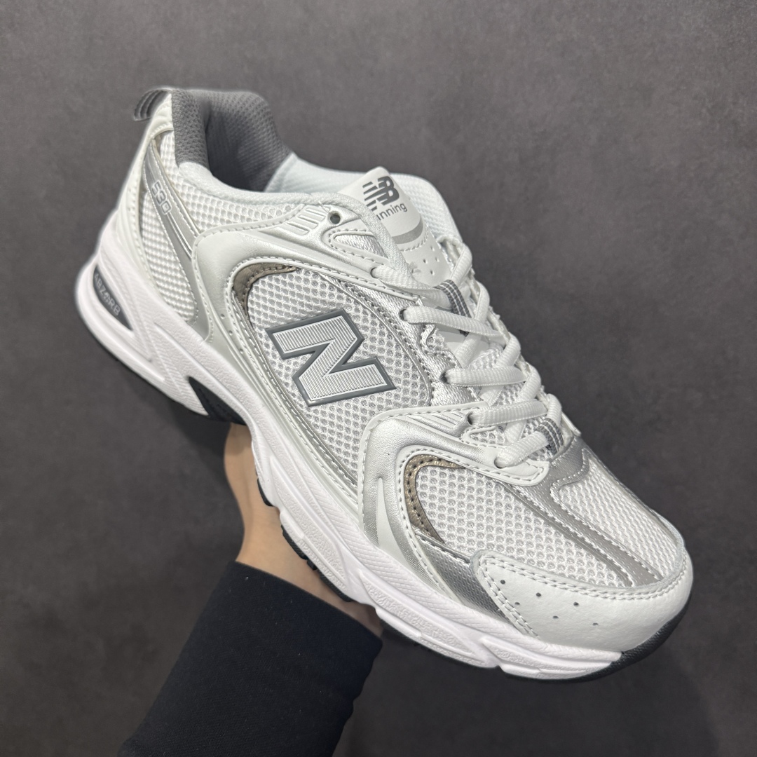 图片[3]-【纯原性价比】New Balance 530 NB530 男女休闲慢跑鞋 MR530AD 大厂出品 所有配色都是原鞋开发 超正版型 超高清洁度和品质 价格更具性价比 实体代购专用订单 配套商长期套现长期补货 全新货品 正常出厂触屏不到的单价 超级跑量款 全套原楦原纸板原厂数据开发 进口三明治网面 原装进口翻毛皮料正确绒感卡色 正确中底拉帮中底网布细节 采用轻质牛剖革拼接透气网眼衬垫织物鞋面材质 T-Beam大底提供足步弓支撑 保持步态稳定 后跟搭载外露缓震胶 鞋身整体以各种深浅不一的灰色覆盖 鞋头以淡蓝色调装饰 网眼衬垫通过不规律的色块实现做旧的美感 泛黄的鞋底更是进一步增添了复古气息 尺码：36 37 37.5 38 38.5 39.5 40 40.5 41.5 42 42.5 43 44 44.5 45-选品中心