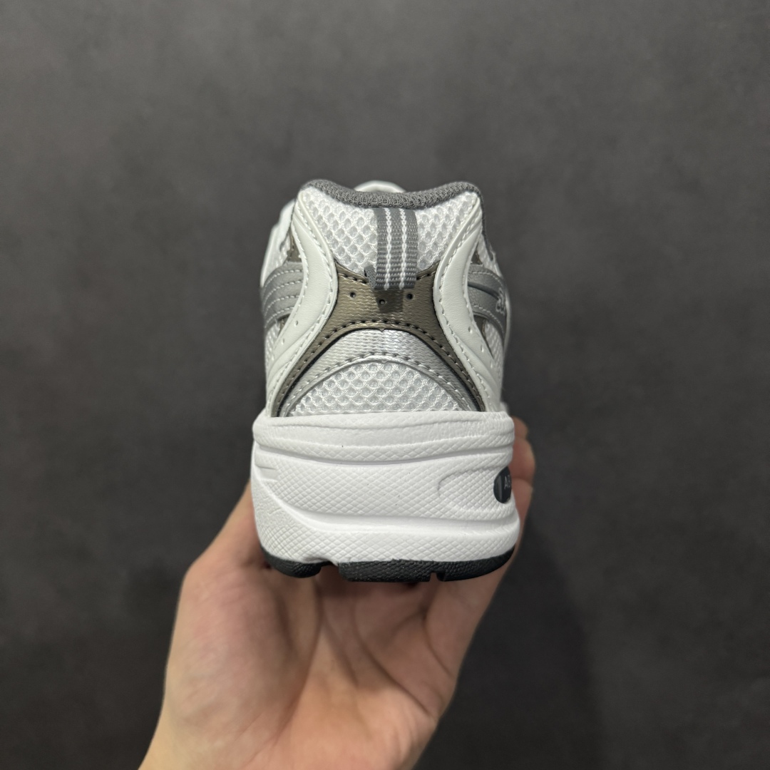 图片[4]-【纯原性价比】New Balance 530 NB530 男女休闲慢跑鞋 MR530AD 大厂出品 所有配色都是原鞋开发 超正版型 超高清洁度和品质 价格更具性价比 实体代购专用订单 配套商长期套现长期补货 全新货品 正常出厂触屏不到的单价 超级跑量款 全套原楦原纸板原厂数据开发 进口三明治网面 原装进口翻毛皮料正确绒感卡色 正确中底拉帮中底网布细节 采用轻质牛剖革拼接透气网眼衬垫织物鞋面材质 T-Beam大底提供足步弓支撑 保持步态稳定 后跟搭载外露缓震胶 鞋身整体以各种深浅不一的灰色覆盖 鞋头以淡蓝色调装饰 网眼衬垫通过不规律的色块实现做旧的美感 泛黄的鞋底更是进一步增添了复古气息 尺码：36 37 37.5 38 38.5 39.5 40 40.5 41.5 42 42.5 43 44 44.5 45-选品中心