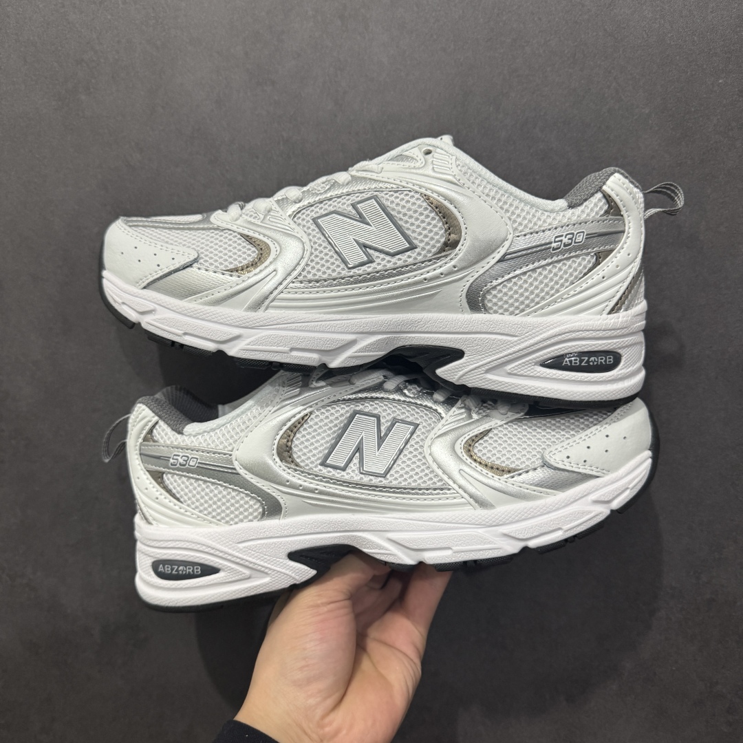 图片[8]-【纯原性价比】New Balance 530 NB530 男女休闲慢跑鞋 MR530FW1 大厂出品 所有配色都是原鞋开发 超正版型 超高清洁度和品质 价格更具性价比 实体代购专用订单 配套商长期套现长期补货 全新货品 正常出厂触屏不到的单价 超级跑量款 全套原楦原纸板原厂数据开发 进口三明治网面 原装进口翻毛皮料正确绒感卡色 正确中底拉帮中底网布细节 采用轻质牛剖革拼接透气网眼衬垫织物鞋面材质 T-Beam大底提供足步弓支撑 保持步态稳定 后跟搭载外露缓震胶 鞋身整体以各种深浅不一的灰色覆盖 鞋头以淡蓝色调装饰 网眼衬垫通过不规律的色块实现做旧的美感 泛黄的鞋底更是进一步增添了复古气息 尺码：36 37 37.5 38 38.5 39.5 40 40.5 41.5 42 42.5 43 44 44.5 45-选品中心