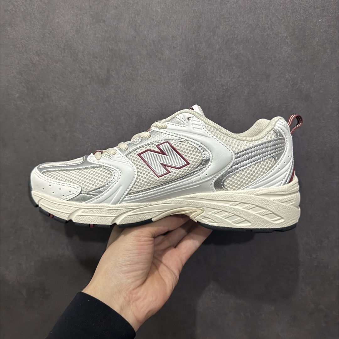 图片[2]-【纯原性价比】New Balance 530 NB530 男女休闲慢跑鞋 MR530SZ 大厂出品 所有配色都是原鞋开发 超正版型 超高清洁度和品质 价格更具性价比 实体代购专用订单 配套商长期套现长期补货 全新货品 正常出厂触屏不到的单价 超级跑量款 全套原楦原纸板原厂数据开发 进口三明治网面 原装进口翻毛皮料正确绒感卡色 正确中底拉帮中底网布细节 采用轻质牛剖革拼接透气网眼衬垫织物鞋面材质 T-Beam大底提供足步弓支撑 保持步态稳定 后跟搭载外露缓震胶 鞋身整体以各种深浅不一的灰色覆盖 鞋头以淡蓝色调装饰 网眼衬垫通过不规律的色块实现做旧的美感 泛黄的鞋底更是进一步增添了复古气息 尺码：36 37 37.5 38 38.5 39.5 40 40.5 41.5 42 42.5 43 44 44.5 45-选品中心