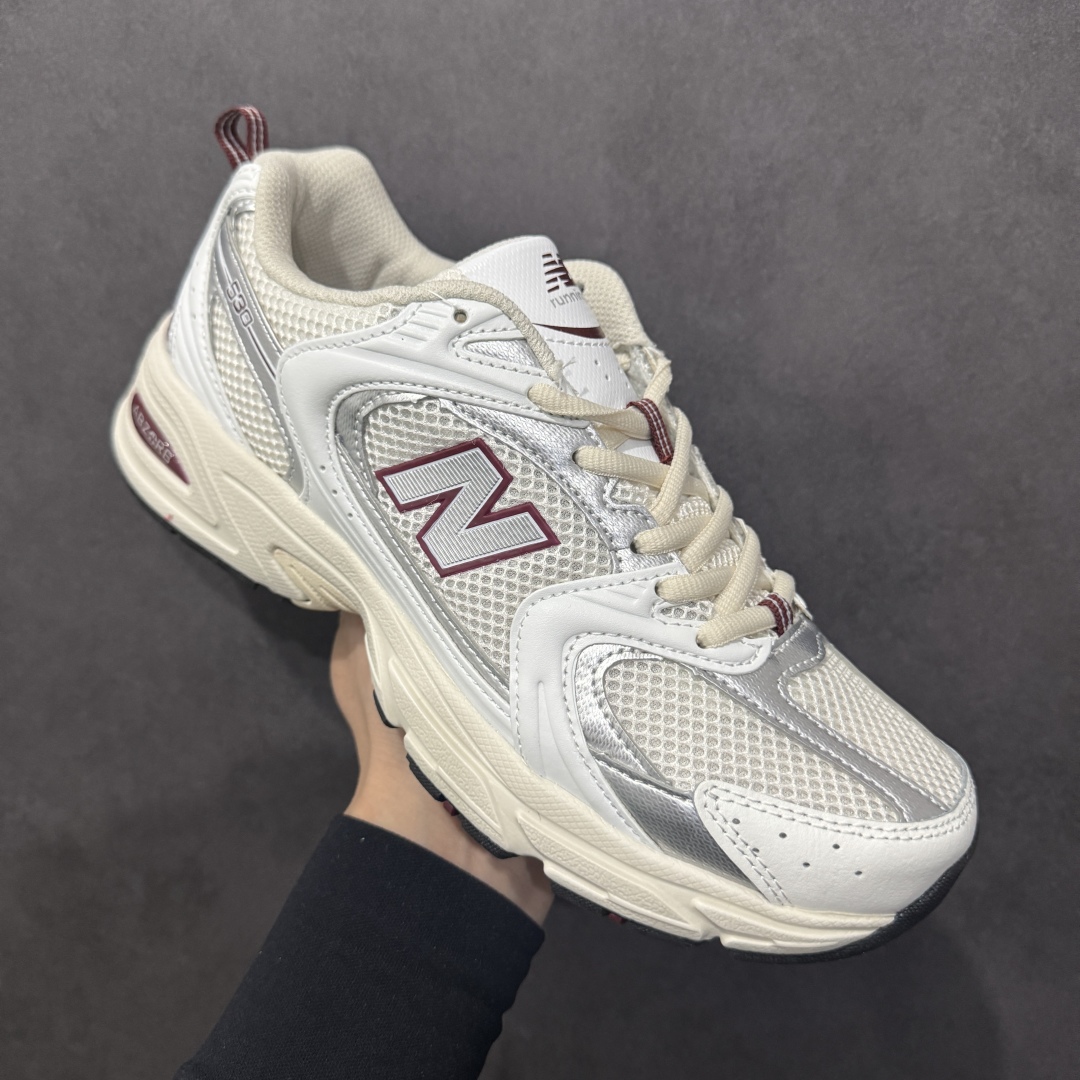 图片[3]-【纯原性价比】New Balance 530 NB530 男女休闲慢跑鞋 MR530SZ 大厂出品 所有配色都是原鞋开发 超正版型 超高清洁度和品质 价格更具性价比 实体代购专用订单 配套商长期套现长期补货 全新货品 正常出厂触屏不到的单价 超级跑量款 全套原楦原纸板原厂数据开发 进口三明治网面 原装进口翻毛皮料正确绒感卡色 正确中底拉帮中底网布细节 采用轻质牛剖革拼接透气网眼衬垫织物鞋面材质 T-Beam大底提供足步弓支撑 保持步态稳定 后跟搭载外露缓震胶 鞋身整体以各种深浅不一的灰色覆盖 鞋头以淡蓝色调装饰 网眼衬垫通过不规律的色块实现做旧的美感 泛黄的鞋底更是进一步增添了复古气息 尺码：36 37 37.5 38 38.5 39.5 40 40.5 41.5 42 42.5 43 44 44.5 45-选品中心