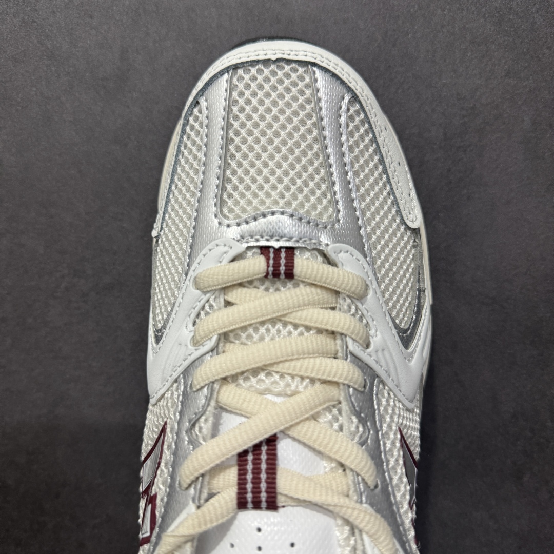 图片[8]-【纯原性价比】New Balance 530 NB530 男女休闲慢跑鞋 MR530SZ 大厂出品 所有配色都是原鞋开发 超正版型 超高清洁度和品质 价格更具性价比 实体代购专用订单 配套商长期套现长期补货 全新货品 正常出厂触屏不到的单价 超级跑量款 全套原楦原纸板原厂数据开发 进口三明治网面 原装进口翻毛皮料正确绒感卡色 正确中底拉帮中底网布细节 采用轻质牛剖革拼接透气网眼衬垫织物鞋面材质 T-Beam大底提供足步弓支撑 保持步态稳定 后跟搭载外露缓震胶 鞋身整体以各种深浅不一的灰色覆盖 鞋头以淡蓝色调装饰 网眼衬垫通过不规律的色块实现做旧的美感 泛黄的鞋底更是进一步增添了复古气息 尺码：36 37 37.5 38 38.5 39.5 40 40.5 41.5 42 42.5 43 44 44.5 45-选品中心