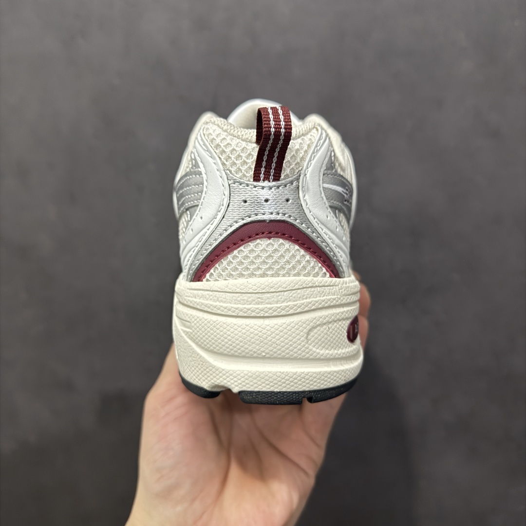 图片[4]-【纯原性价比】New Balance 530 NB530 男女休闲慢跑鞋 MR530SZ 大厂出品 所有配色都是原鞋开发 超正版型 超高清洁度和品质 价格更具性价比 实体代购专用订单 配套商长期套现长期补货 全新货品 正常出厂触屏不到的单价 超级跑量款 全套原楦原纸板原厂数据开发 进口三明治网面 原装进口翻毛皮料正确绒感卡色 正确中底拉帮中底网布细节 采用轻质牛剖革拼接透气网眼衬垫织物鞋面材质 T-Beam大底提供足步弓支撑 保持步态稳定 后跟搭载外露缓震胶 鞋身整体以各种深浅不一的灰色覆盖 鞋头以淡蓝色调装饰 网眼衬垫通过不规律的色块实现做旧的美感 泛黄的鞋底更是进一步增添了复古气息 尺码：36 37 37.5 38 38.5 39.5 40 40.5 41.5 42 42.5 43 44 44.5 45-选品中心