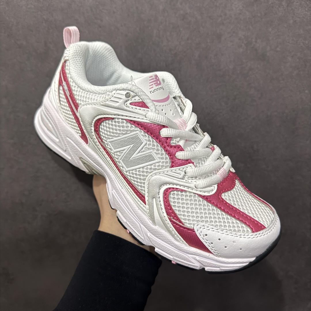 图片[3]-【纯原性价比】New Balance 530 NB530 男女休闲慢跑鞋 PZ530PK 大厂出品 所有配色都是原鞋开发 超正版型 超高清洁度和品质 价格更具性价比 实体代购专用订单 配套商长期套现长期补货 全新货品 正常出厂触屏不到的单价 超级跑量款 全套原楦原纸板原厂数据开发 进口三明治网面 原装进口翻毛皮料正确绒感卡色 正确中底拉帮中底网布细节 采用轻质牛剖革拼接透气网眼衬垫织物鞋面材质 T-Beam大底提供足步弓支撑 保持步态稳定 后跟搭载外露缓震胶 鞋身整体以各种深浅不一的灰色覆盖 鞋头以淡蓝色调装饰 网眼衬垫通过不规律的色块实现做旧的美感 泛黄的鞋底更是进一步增添了复古气息 尺码：36 37 37.5 38 38.5 39.5 40 40.5 41.5 42 42.5 43 44 44.5 45-选品中心