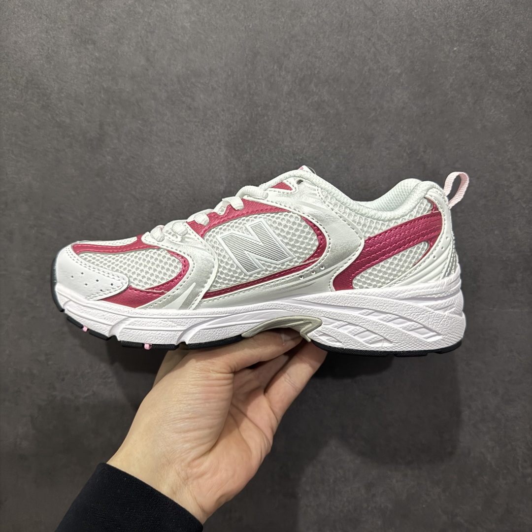 图片[2]-【纯原性价比】New Balance 530 NB530 男女休闲慢跑鞋 PZ530PK 大厂出品 所有配色都是原鞋开发 超正版型 超高清洁度和品质 价格更具性价比 实体代购专用订单 配套商长期套现长期补货 全新货品 正常出厂触屏不到的单价 超级跑量款 全套原楦原纸板原厂数据开发 进口三明治网面 原装进口翻毛皮料正确绒感卡色 正确中底拉帮中底网布细节 采用轻质牛剖革拼接透气网眼衬垫织物鞋面材质 T-Beam大底提供足步弓支撑 保持步态稳定 后跟搭载外露缓震胶 鞋身整体以各种深浅不一的灰色覆盖 鞋头以淡蓝色调装饰 网眼衬垫通过不规律的色块实现做旧的美感 泛黄的鞋底更是进一步增添了复古气息 尺码：36 37 37.5 38 38.5 39.5 40 40.5 41.5 42 42.5 43 44 44.5 45-选品中心