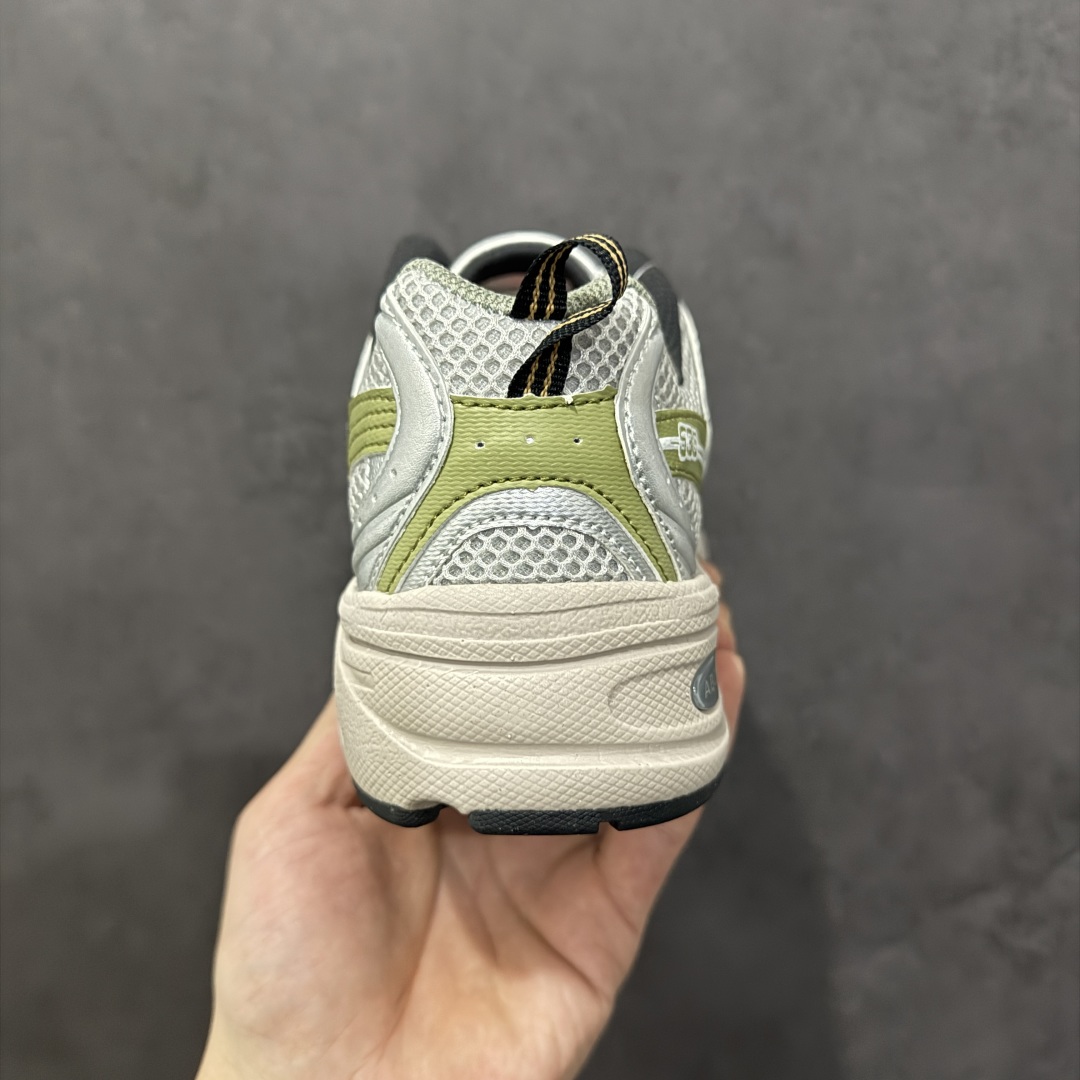 图片[4]-【纯原性价比】New Balance 530 NB530 男女休闲慢跑鞋 MR530KMW 大厂出品 所有配色都是原鞋开发 超正版型 超高清洁度和品质 价格更具性价比 实体代购专用订单 配套商长期套现长期补货 全新货品 正常出厂触屏不到的单价 超级跑量款 全套原楦原纸板原厂数据开发 进口三明治网面 原装进口翻毛皮料正确绒感卡色 正确中底拉帮中底网布细节 采用轻质牛剖革拼接透气网眼衬垫织物鞋面材质 T-Beam大底提供足步弓支撑 保持步态稳定 后跟搭载外露缓震胶 鞋身整体以各种深浅不一的灰色覆盖 鞋头以淡蓝色调装饰 网眼衬垫通过不规律的色块实现做旧的美感 泛黄的鞋底更是进一步增添了复古气息 尺码：36 37 37.5 38 38.5 39.5 40 40.5 41.5 42 42.5 43 44 44.5 45-选品中心