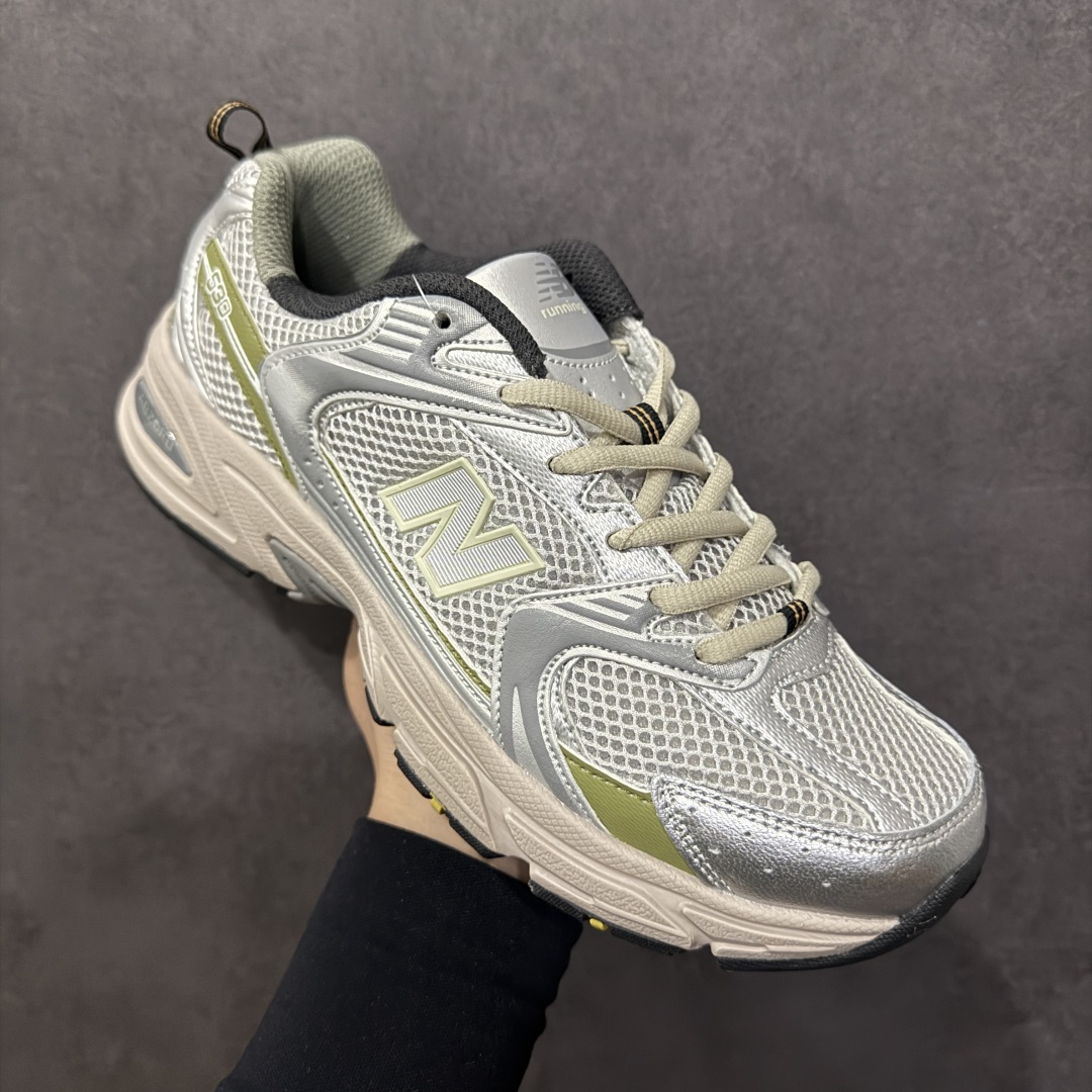 图片[3]-【纯原性价比】New Balance 530 NB530 男女休闲慢跑鞋 MR530KMW 大厂出品 所有配色都是原鞋开发 超正版型 超高清洁度和品质 价格更具性价比 实体代购专用订单 配套商长期套现长期补货 全新货品 正常出厂触屏不到的单价 超级跑量款 全套原楦原纸板原厂数据开发 进口三明治网面 原装进口翻毛皮料正确绒感卡色 正确中底拉帮中底网布细节 采用轻质牛剖革拼接透气网眼衬垫织物鞋面材质 T-Beam大底提供足步弓支撑 保持步态稳定 后跟搭载外露缓震胶 鞋身整体以各种深浅不一的灰色覆盖 鞋头以淡蓝色调装饰 网眼衬垫通过不规律的色块实现做旧的美感 泛黄的鞋底更是进一步增添了复古气息 尺码：36 37 37.5 38 38.5 39.5 40 40.5 41.5 42 42.5 43 44 44.5 45-选品中心