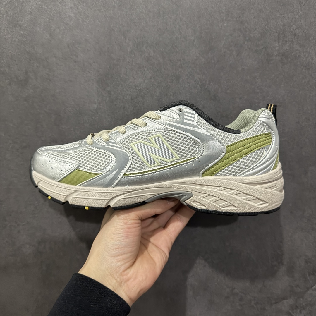 图片[2]-【纯原性价比】New Balance 530 NB530 男女休闲慢跑鞋 MR530KMW 大厂出品 所有配色都是原鞋开发 超正版型 超高清洁度和品质 价格更具性价比 实体代购专用订单 配套商长期套现长期补货 全新货品 正常出厂触屏不到的单价 超级跑量款 全套原楦原纸板原厂数据开发 进口三明治网面 原装进口翻毛皮料正确绒感卡色 正确中底拉帮中底网布细节 采用轻质牛剖革拼接透气网眼衬垫织物鞋面材质 T-Beam大底提供足步弓支撑 保持步态稳定 后跟搭载外露缓震胶 鞋身整体以各种深浅不一的灰色覆盖 鞋头以淡蓝色调装饰 网眼衬垫通过不规律的色块实现做旧的美感 泛黄的鞋底更是进一步增添了复古气息 尺码：36 37 37.5 38 38.5 39.5 40 40.5 41.5 42 42.5 43 44 44.5 45-选品中心