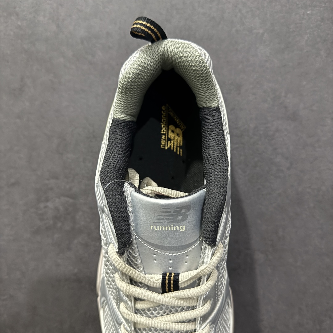 图片[7]-【纯原性价比】New Balance 530 NB530 男女休闲慢跑鞋 MR530KMW 大厂出品 所有配色都是原鞋开发 超正版型 超高清洁度和品质 价格更具性价比 实体代购专用订单 配套商长期套现长期补货 全新货品 正常出厂触屏不到的单价 超级跑量款 全套原楦原纸板原厂数据开发 进口三明治网面 原装进口翻毛皮料正确绒感卡色 正确中底拉帮中底网布细节 采用轻质牛剖革拼接透气网眼衬垫织物鞋面材质 T-Beam大底提供足步弓支撑 保持步态稳定 后跟搭载外露缓震胶 鞋身整体以各种深浅不一的灰色覆盖 鞋头以淡蓝色调装饰 网眼衬垫通过不规律的色块实现做旧的美感 泛黄的鞋底更是进一步增添了复古气息 尺码：36 37 37.5 38 38.5 39.5 40 40.5 41.5 42 42.5 43 44 44.5 45-选品中心