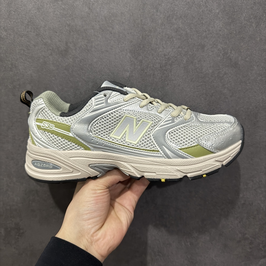 【纯原性价比】New Balance 530 NB530 男女休闲慢跑鞋 MR530KMW 大厂出品 所有配色都是原鞋开发 超正版型 超高清洁度和品质 价格更具性价比 实体代购专用订单 配套商长期套现长期补货 全新货品 正常出厂触屏不到的单价 超级跑量款 全套原楦原纸板原厂数据开发 进口三明治网面 原装进口翻毛皮料正确绒感卡色 正确中底拉帮中底网布细节 采用轻质牛剖革拼接透气网眼衬垫织物鞋面材质 T-Beam大底提供足步弓支撑 保持步态稳定 后跟搭载外露缓震胶 鞋身整体以各种深浅不一的灰色覆盖 鞋头以淡蓝色调装饰 网眼衬垫通过不规律的色块实现做旧的美感 泛黄的鞋底更是进一步增添了复古气息 尺码:36 37 37.5 38 38.5 39.5 40 40.5 41.5 42 42.5 43 44 44.5 45-选品中心
