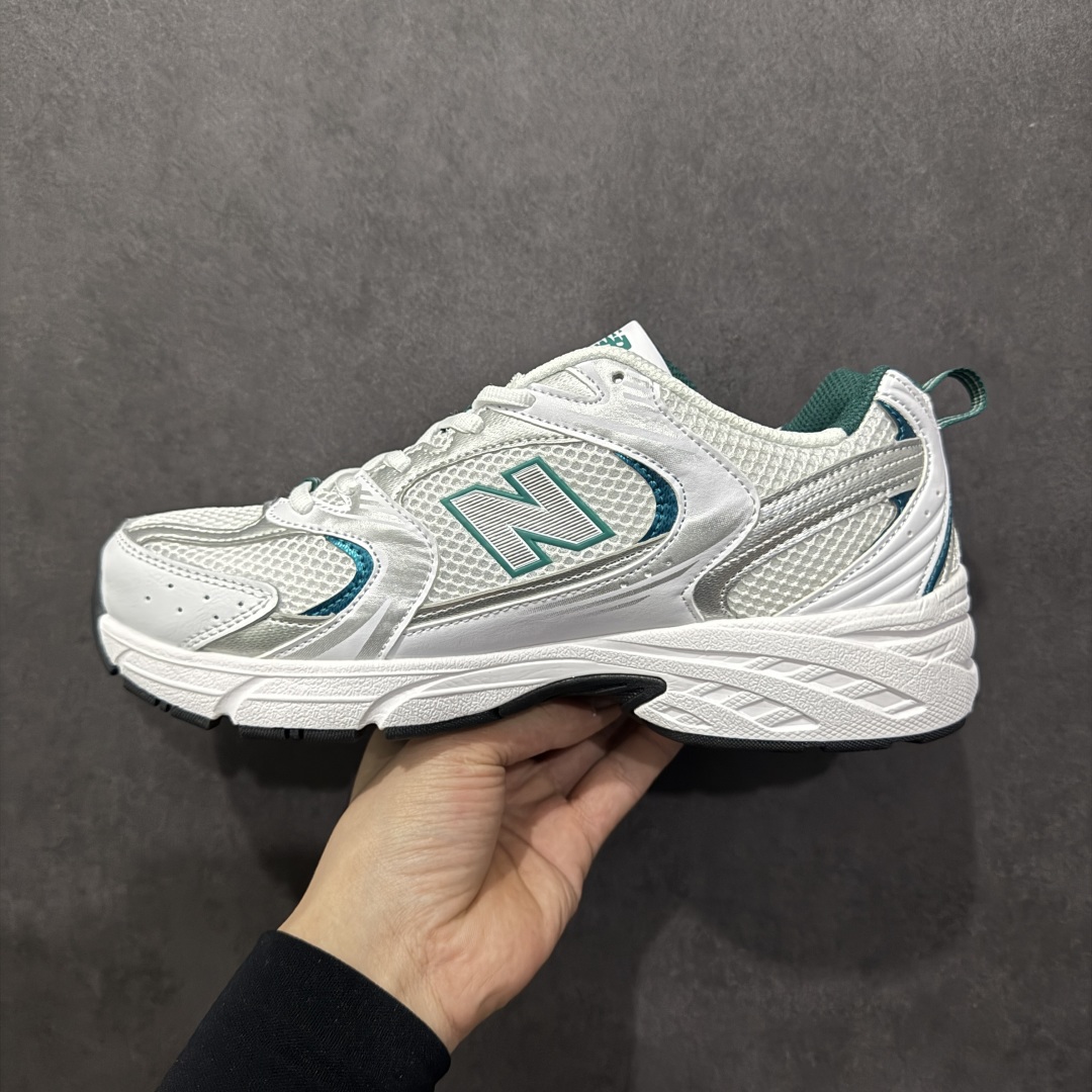 图片[2]-【纯原性价比】New Balance 530 NB530 男女休闲慢跑鞋 MR530AB 大厂出品 所有配色都是原鞋开发 超正版型 超高清洁度和品质 价格更具性价比 实体代购专用订单 配套商长期套现长期补货 全新货品 正常出厂触屏不到的单价 超级跑量款 全套原楦原纸板原厂数据开发 进口三明治网面 原装进口翻毛皮料正确绒感卡色 正确中底拉帮中底网布细节 采用轻质牛剖革拼接透气网眼衬垫织物鞋面材质 T-Beam大底提供足步弓支撑 保持步态稳定 后跟搭载外露缓震胶 鞋身整体以各种深浅不一的灰色覆盖 鞋头以淡蓝色调装饰 网眼衬垫通过不规律的色块实现做旧的美感 泛黄的鞋底更是进一步增添了复古气息 尺码：36 37 37.5 38 38.5 39.5 40 40.5 41.5 42 42.5 43 44 44.5 45-选品中心