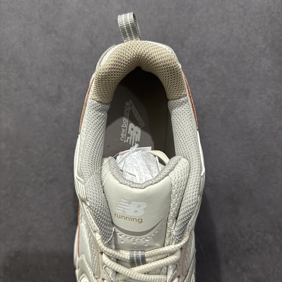 图片[7]-【纯原性价比】New Balance 530 NB530 男女休闲慢跑鞋 MR530KOB 大厂出品 所有配色都是原鞋开发 超正版型 超高清洁度和品质 价格更具性价比 实体代购专用订单 配套商长期套现长期补货 全新货品 正常出厂触屏不到的单价 超级跑量款 全套原楦原纸板原厂数据开发 进口三明治网面 原装进口翻毛皮料正确绒感卡色 正确中底拉帮中底网布细节 采用轻质牛剖革拼接透气网眼衬垫织物鞋面材质 T-Beam大底提供足步弓支撑 保持步态稳定 后跟搭载外露缓震胶 鞋身整体以各种深浅不一的灰色覆盖 鞋头以淡蓝色调装饰 网眼衬垫通过不规律的色块实现做旧的美感 泛黄的鞋底更是进一步增添了复古气息 尺码：36 37 37.5 38 38.5 39.5 40 40.5 41.5 42 42.5 43 44 44.5 45-选品中心