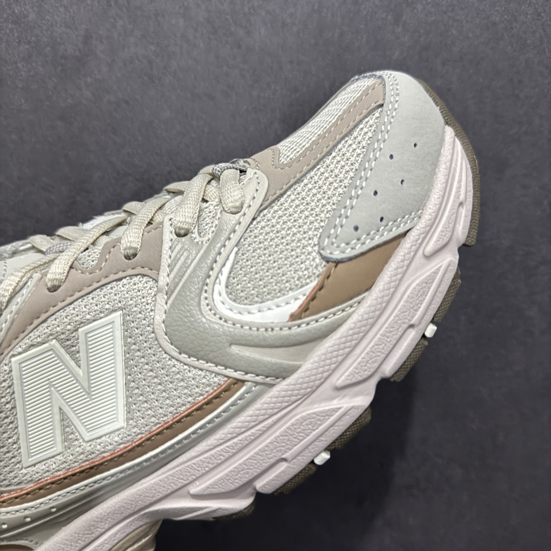 图片[5]-【纯原性价比】New Balance 530 NB530 男女休闲慢跑鞋 MR530KOB 大厂出品 所有配色都是原鞋开发 超正版型 超高清洁度和品质 价格更具性价比 实体代购专用订单 配套商长期套现长期补货 全新货品 正常出厂触屏不到的单价 超级跑量款 全套原楦原纸板原厂数据开发 进口三明治网面 原装进口翻毛皮料正确绒感卡色 正确中底拉帮中底网布细节 采用轻质牛剖革拼接透气网眼衬垫织物鞋面材质 T-Beam大底提供足步弓支撑 保持步态稳定 后跟搭载外露缓震胶 鞋身整体以各种深浅不一的灰色覆盖 鞋头以淡蓝色调装饰 网眼衬垫通过不规律的色块实现做旧的美感 泛黄的鞋底更是进一步增添了复古气息 尺码：36 37 37.5 38 38.5 39.5 40 40.5 41.5 42 42.5 43 44 44.5 45-选品中心