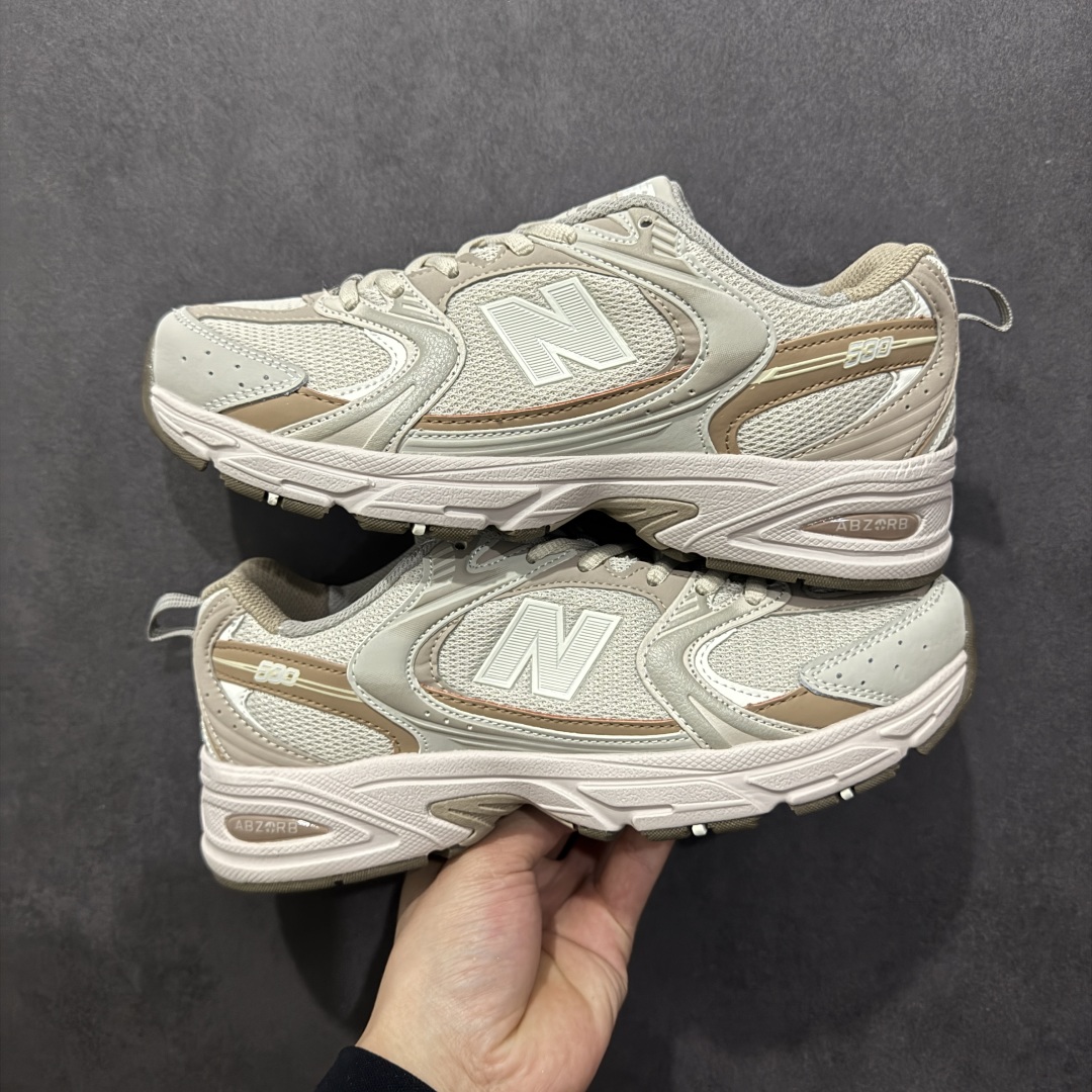 图片[2]-【纯原性价比】New Balance 530 NB530 男女休闲慢跑鞋 MR530FW1 大厂出品 所有配色都是原鞋开发 超正版型 超高清洁度和品质 价格更具性价比 实体代购专用订单 配套商长期套现长期补货 全新货品 正常出厂触屏不到的单价 超级跑量款 全套原楦原纸板原厂数据开发 进口三明治网面 原装进口翻毛皮料正确绒感卡色 正确中底拉帮中底网布细节 采用轻质牛剖革拼接透气网眼衬垫织物鞋面材质 T-Beam大底提供足步弓支撑 保持步态稳定 后跟搭载外露缓震胶 鞋身整体以各种深浅不一的灰色覆盖 鞋头以淡蓝色调装饰 网眼衬垫通过不规律的色块实现做旧的美感 泛黄的鞋底更是进一步增添了复古气息 尺码：36 37 37.5 38 38.5 39.5 40 40.5 41.5 42 42.5 43 44 44.5 45-选品中心