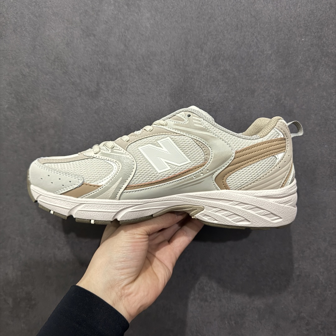 图片[2]-【纯原性价比】New Balance 530 NB530 男女休闲慢跑鞋 MR530KOB 大厂出品 所有配色都是原鞋开发 超正版型 超高清洁度和品质 价格更具性价比 实体代购专用订单 配套商长期套现长期补货 全新货品 正常出厂触屏不到的单价 超级跑量款 全套原楦原纸板原厂数据开发 进口三明治网面 原装进口翻毛皮料正确绒感卡色 正确中底拉帮中底网布细节 采用轻质牛剖革拼接透气网眼衬垫织物鞋面材质 T-Beam大底提供足步弓支撑 保持步态稳定 后跟搭载外露缓震胶 鞋身整体以各种深浅不一的灰色覆盖 鞋头以淡蓝色调装饰 网眼衬垫通过不规律的色块实现做旧的美感 泛黄的鞋底更是进一步增添了复古气息 尺码：36 37 37.5 38 38.5 39.5 40 40.5 41.5 42 42.5 43 44 44.5 45-选品中心