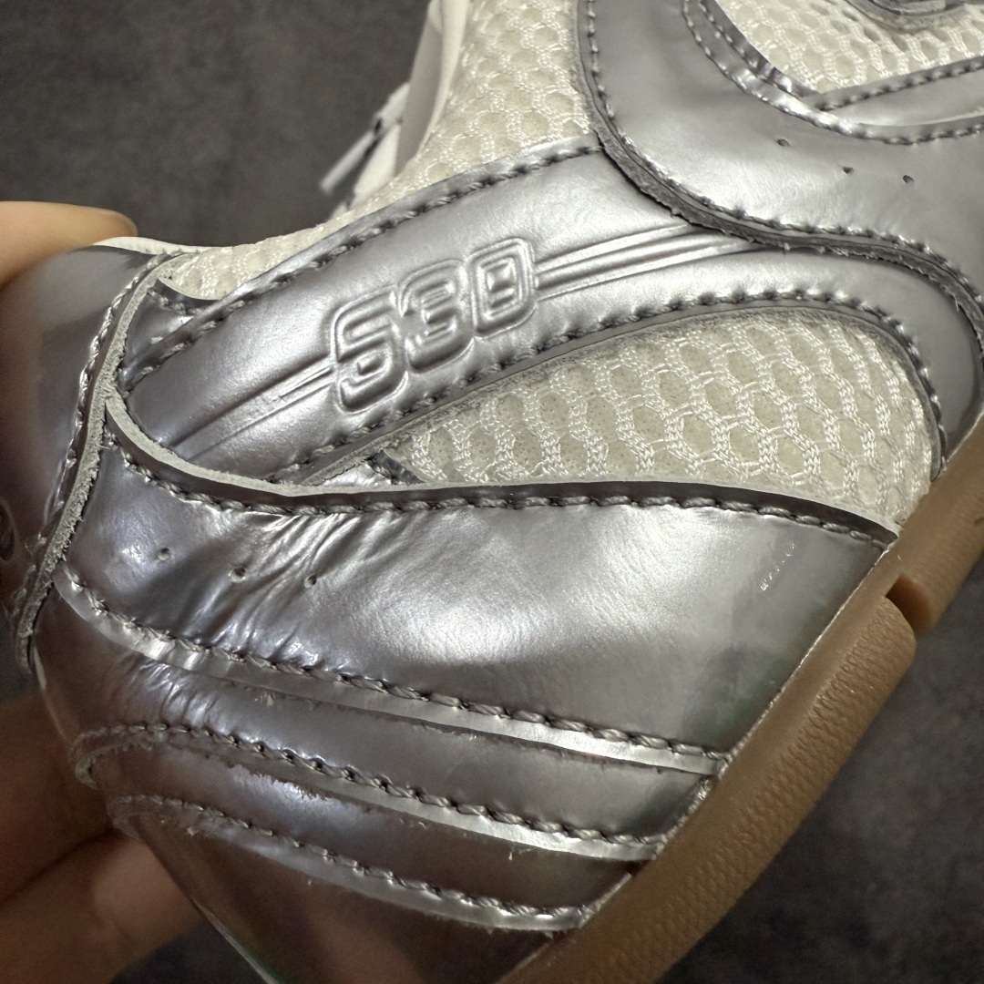 图片[3]-【莞产礼盒版】Miumiu x New Balance NB530 新百伦缪缪联名款复古运动鞋 白银色 全套原楦原纸板原厂数据开发 原厂三文治网纱 原装进口羊皮加羊反绒正确绒感卡色 正确中底拉帮中底纸板满印细节 冲裁组合 匠心打造 耗时两个月开发完成 工艺极其复杂难度可想而知 新开独立私模大底 全网唯一正确私模大底 高端零售专供产物 这双变奏版本的530 SL 有着抢眼的双鞋带系统 以撞色的拼接感带出不同以往的风格 同时透过网眼面料与麂皮呈现复古质地 除了极为受到欢迎的棕色调之外 还推出了轻盈的裸白色系 而双方的联名徽标则展现在鞋舌以及内里衬底之上 搭配棉质和皮革的双重鞋带设计呈现出不俗的质感 此番的一大亮点就是将原来的ABZORB 鞋底更换为超薄外底 诠释Y2K风造型 鞋舌上的\\\”MiuMiu\\\”和\\\”NB\\\”Logo彰显联名身份 整双鞋带来浓浓的复古氛围 尺码：36-44-选品中心