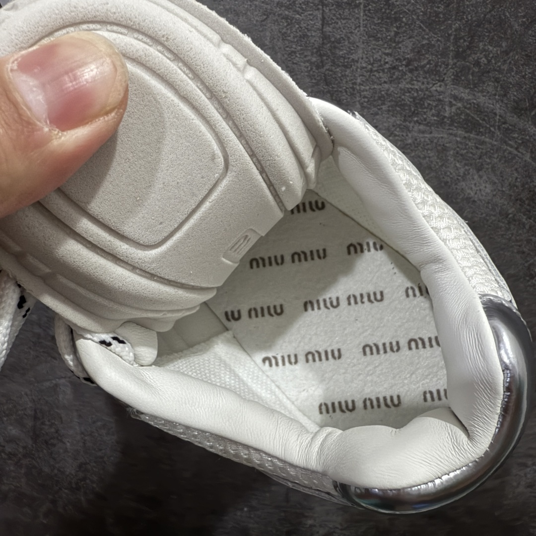 图片[8]-【莞产礼盒版】Miumiu x New Balance NB530 新百伦缪缪联名款复古运动鞋 白银色 全套原楦原纸板原厂数据开发 原厂三文治网纱 原装进口羊皮加羊反绒正确绒感卡色 正确中底拉帮中底纸板满印细节 冲裁组合 匠心打造 耗时两个月开发完成 工艺极其复杂难度可想而知 新开独立私模大底 全网唯一正确私模大底 高端零售专供产物 这双变奏版本的530 SL 有着抢眼的双鞋带系统 以撞色的拼接感带出不同以往的风格 同时透过网眼面料与麂皮呈现复古质地 除了极为受到欢迎的棕色调之外 还推出了轻盈的裸白色系 而双方的联名徽标则展现在鞋舌以及内里衬底之上 搭配棉质和皮革的双重鞋带设计呈现出不俗的质感 此番的一大亮点就是将原来的ABZORB 鞋底更换为超薄外底 诠释Y2K风造型 鞋舌上的\\\”MiuMiu\\\”和\\\”NB\\\”Logo彰显联名身份 整双鞋带来浓浓的复古氛围 尺码：36-44-选品中心