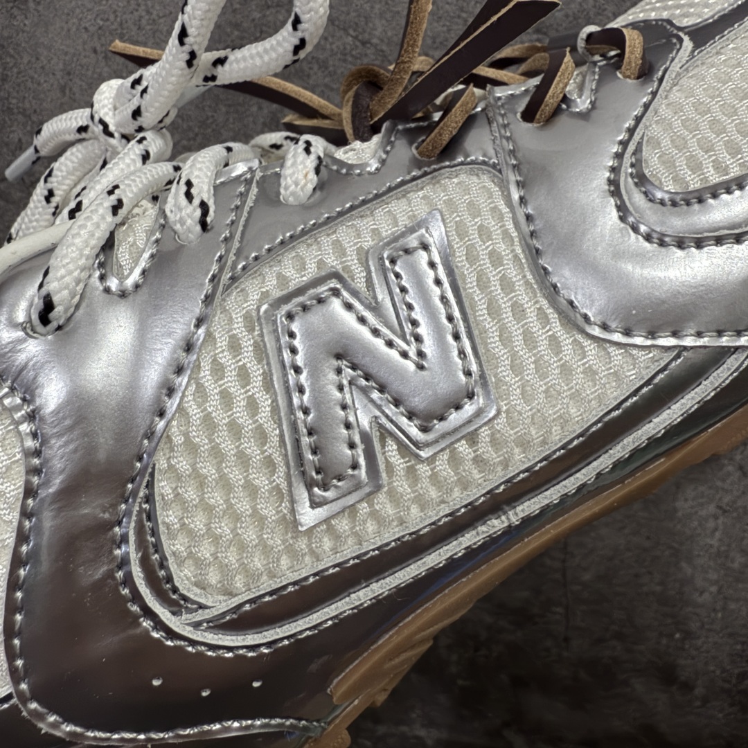 图片[4]-【莞产礼盒版】Miumiu x New Balance NB530 新百伦缪缪联名款复古运动鞋 白银色 全套原楦原纸板原厂数据开发 原厂三文治网纱 原装进口羊皮加羊反绒正确绒感卡色 正确中底拉帮中底纸板满印细节 冲裁组合 匠心打造 耗时两个月开发完成 工艺极其复杂难度可想而知 新开独立私模大底 全网唯一正确私模大底 高端零售专供产物 这双变奏版本的530 SL 有着抢眼的双鞋带系统 以撞色的拼接感带出不同以往的风格 同时透过网眼面料与麂皮呈现复古质地 除了极为受到欢迎的棕色调之外 还推出了轻盈的裸白色系 而双方的联名徽标则展现在鞋舌以及内里衬底之上 搭配棉质和皮革的双重鞋带设计呈现出不俗的质感 此番的一大亮点就是将原来的ABZORB 鞋底更换为超薄外底 诠释Y2K风造型 鞋舌上的\\\”MiuMiu\\\”和\\\”NB\\\”Logo彰显联名身份 整双鞋带来浓浓的复古氛围 尺码：36-44-选品中心