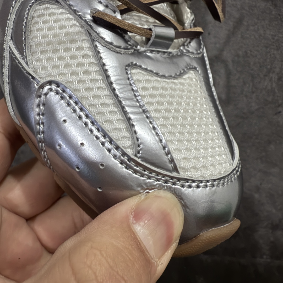 图片[5]-【莞产礼盒版】Miumiu x New Balance NB530 新百伦缪缪联名款复古运动鞋 白银色 全套原楦原纸板原厂数据开发 原厂三文治网纱 原装进口羊皮加羊反绒正确绒感卡色 正确中底拉帮中底纸板满印细节 冲裁组合 匠心打造 耗时两个月开发完成 工艺极其复杂难度可想而知 新开独立私模大底 全网唯一正确私模大底 高端零售专供产物 这双变奏版本的530 SL 有着抢眼的双鞋带系统 以撞色的拼接感带出不同以往的风格 同时透过网眼面料与麂皮呈现复古质地 除了极为受到欢迎的棕色调之外 还推出了轻盈的裸白色系 而双方的联名徽标则展现在鞋舌以及内里衬底之上 搭配棉质和皮革的双重鞋带设计呈现出不俗的质感 此番的一大亮点就是将原来的ABZORB 鞋底更换为超薄外底 诠释Y2K风造型 鞋舌上的\\\”MiuMiu\\\”和\\\”NB\\\”Logo彰显联名身份 整双鞋带来浓浓的复古氛围 尺码：36-44-选品中心