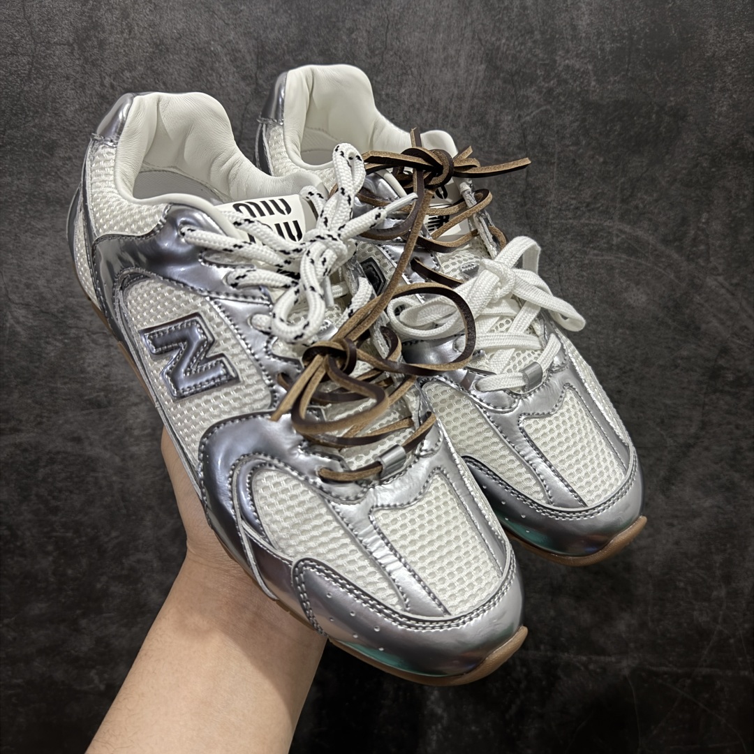 【莞产礼盒版】Miumiu x New Balance NB530 新百伦缪缪联名款复古运动鞋 白银色 全套原楦原纸板原厂数据开发 原厂三文治网纱 原装进口羊皮加羊反绒正确绒感卡色 正确中底拉帮中底纸板满印细节 冲裁组合 匠心打造 耗时两个月开发完成 工艺极其复杂难度可想而知 新开独立私模大底 全网唯一正确私模大底 高端零售专供产物 这双变奏版本的530 SL 有着抢眼的双鞋带系统 以撞色的拼接感带出不同以往的风格 同时透过网眼面料与麂皮呈现复古质地 除了极为受到欢迎的棕色调之外 还推出了轻盈的裸白色系 而双方的联名徽标则展现在鞋舌以及内里衬底之上 搭配棉质和皮革的双重鞋带设计呈现出不俗的质感 此番的一大亮点就是将原来的ABZORB 鞋底更换为超薄外底 诠释Y2K风造型 鞋舌上的\\\”MiuMiu\\\”和\\\”NB\\\”Logo彰显联名身份 整双鞋带来浓浓的复古氛围 尺码：36-44-选品中心
