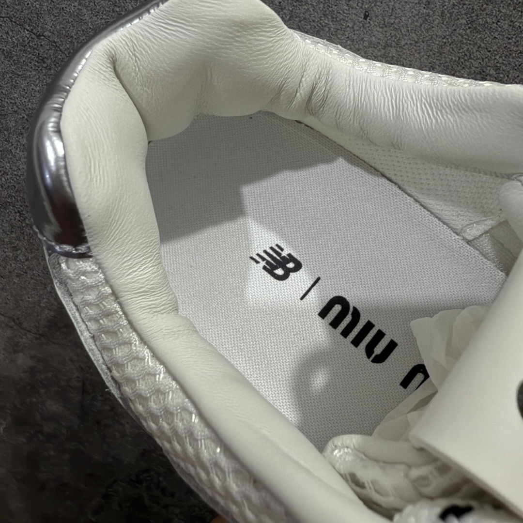 图片[7]-【莞产礼盒版】Miumiu x New Balance NB530 新百伦缪缪联名款复古运动鞋 白银色 全套原楦原纸板原厂数据开发 原厂三文治网纱 原装进口羊皮加羊反绒正确绒感卡色 正确中底拉帮中底纸板满印细节 冲裁组合 匠心打造 耗时两个月开发完成 工艺极其复杂难度可想而知 新开独立私模大底 全网唯一正确私模大底 高端零售专供产物 这双变奏版本的530 SL 有着抢眼的双鞋带系统 以撞色的拼接感带出不同以往的风格 同时透过网眼面料与麂皮呈现复古质地 除了极为受到欢迎的棕色调之外 还推出了轻盈的裸白色系 而双方的联名徽标则展现在鞋舌以及内里衬底之上 搭配棉质和皮革的双重鞋带设计呈现出不俗的质感 此番的一大亮点就是将原来的ABZORB 鞋底更换为超薄外底 诠释Y2K风造型 鞋舌上的\\\”MiuMiu\\\”和\\\”NB\\\”Logo彰显联名身份 整双鞋带来浓浓的复古氛围 尺码：36-44-选品中心