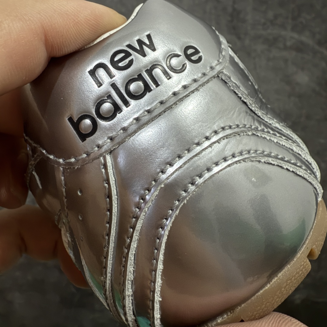 图片[2]-【莞产礼盒版】Miumiu x New Balance NB530 新百伦缪缪联名款复古运动鞋 白银色 全套原楦原纸板原厂数据开发 原厂三文治网纱 原装进口羊皮加羊反绒正确绒感卡色 正确中底拉帮中底纸板满印细节 冲裁组合 匠心打造 耗时两个月开发完成 工艺极其复杂难度可想而知 新开独立私模大底 全网唯一正确私模大底 高端零售专供产物 这双变奏版本的530 SL 有着抢眼的双鞋带系统 以撞色的拼接感带出不同以往的风格 同时透过网眼面料与麂皮呈现复古质地 除了极为受到欢迎的棕色调之外 还推出了轻盈的裸白色系 而双方的联名徽标则展现在鞋舌以及内里衬底之上 搭配棉质和皮革的双重鞋带设计呈现出不俗的质感 此番的一大亮点就是将原来的ABZORB 鞋底更换为超薄外底 诠释Y2K风造型 鞋舌上的\\\”MiuMiu\\\”和\\\”NB\\\”Logo彰显联名身份 整双鞋带来浓浓的复古氛围 尺码：36-44-选品中心