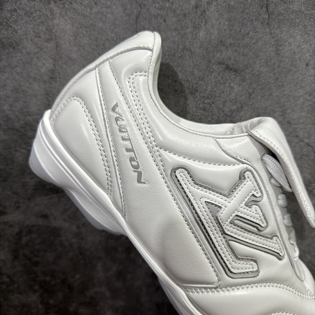 图片[7]-【X1礼盒版】Louis Vuitton 2025 LV Footprint 情侣同款球鞋 市面最新版本 佛山高端品质 第一时间订入zp开发每个拼色的材质都是原版独家定制,与正品一致 做到对版对色大底开模高弹力环保发泡底 模具费都高达几十万 原版头层皮鞋面 压花都是按正品一比一打造开发 不偷半点料 不掺半点假 细节原版一致 可对比 全包套原版包装配件 最新包装大礼盒!! 目前市面一梯队级别 市场太杂请注意混卖版本 可区别材料 版型 质感 包装配件 一切肉眼可见的细节 法国巴黎百年奢侈品牌LV路易威登Louis Vuitton 尺码： 39 40 41 42 43 44 45 46-选品中心