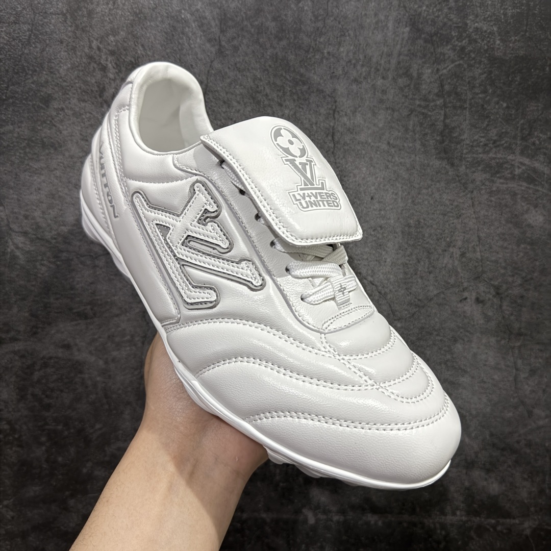 图片[3]-【X1礼盒版】Louis Vuitton 2025 LV Footprint 情侣同款球鞋 市面最新版本 佛山高端品质 第一时间订入zp开发每个拼色的材质都是原版独家定制,与正品一致 做到对版对色大底开模高弹力环保发泡底 模具费都高达几十万 原版头层皮鞋面 压花都是按正品一比一打造开发 不偷半点料 不掺半点假 细节原版一致 可对比 全包套原版包装配件 最新包装大礼盒!! 目前市面一梯队级别 市场太杂请注意混卖版本 可区别材料 版型 质感 包装配件 一切肉眼可见的细节 法国巴黎百年奢侈品牌LV路易威登Louis Vuitton 尺码： 39 40 41 42 43 44 45 46-选品中心