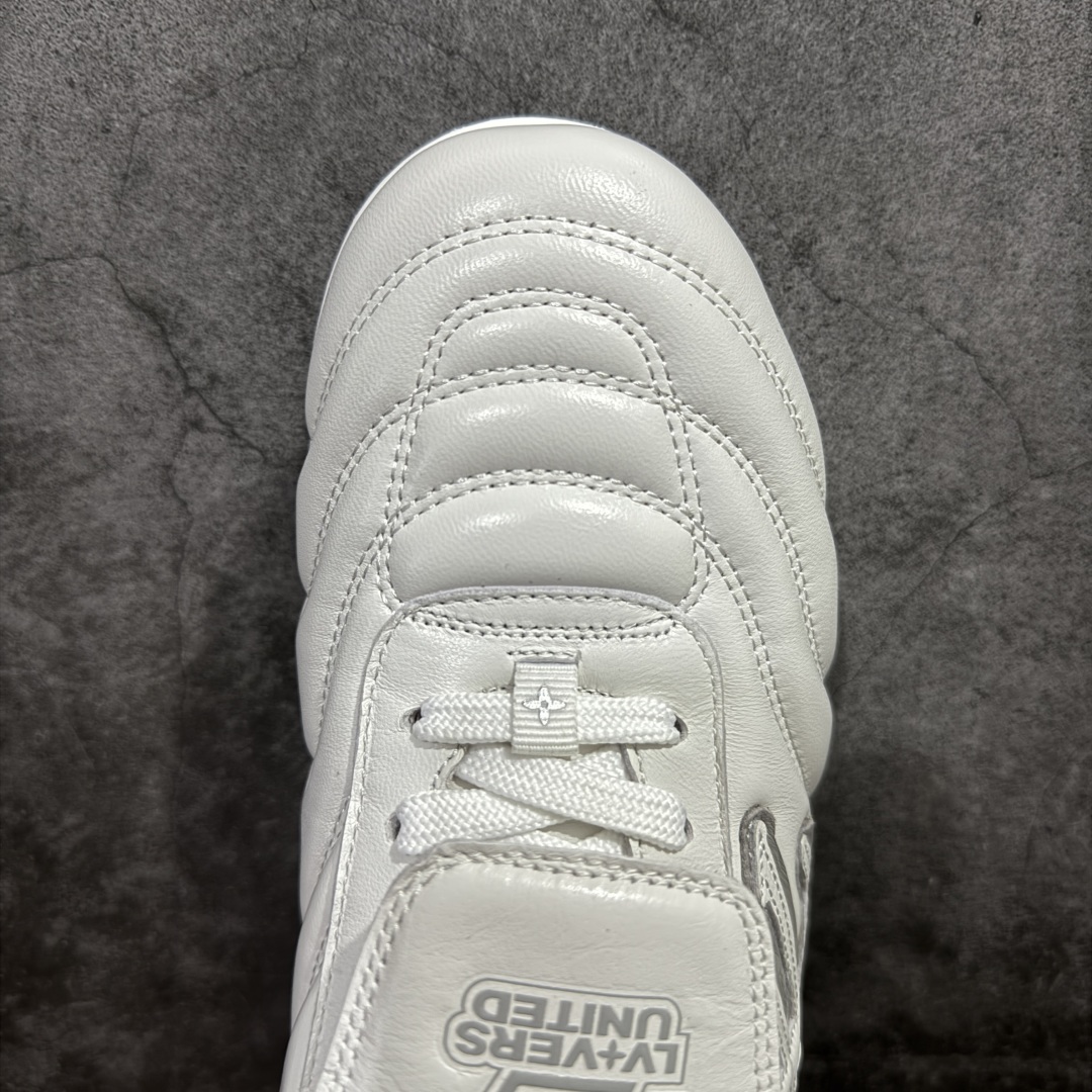 图片[5]-【X1礼盒版】Louis Vuitton 2025 LV Footprint 情侣同款球鞋 市面最新版本 佛山高端品质 第一时间订入zp开发每个拼色的材质都是原版独家定制,与正品一致 做到对版对色大底开模高弹力环保发泡底 模具费都高达几十万 原版头层皮鞋面 压花都是按正品一比一打造开发 不偷半点料 不掺半点假 细节原版一致 可对比 全包套原版包装配件 最新包装大礼盒!! 目前市面一梯队级别 市场太杂请注意混卖版本 可区别材料 版型 质感 包装配件 一切肉眼可见的细节 法国巴黎百年奢侈品牌LV路易威登Louis Vuitton 尺码： 39 40 41 42 43 44 45 46-选品中心