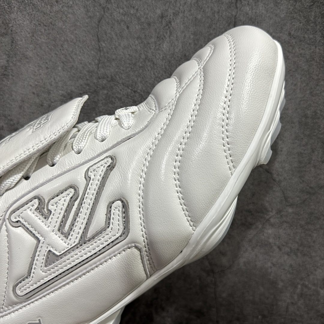 图片[6]-【X1礼盒版】Louis Vuitton 2025 LV Footprint 情侣同款球鞋 市面最新版本 佛山高端品质 第一时间订入zp开发每个拼色的材质都是原版独家定制,与正品一致 做到对版对色大底开模高弹力环保发泡底 模具费都高达几十万 原版头层皮鞋面 压花都是按正品一比一打造开发 不偷半点料 不掺半点假 细节原版一致 可对比 全包套原版包装配件 最新包装大礼盒!! 目前市面一梯队级别 市场太杂请注意混卖版本 可区别材料 版型 质感 包装配件 一切肉眼可见的细节 法国巴黎百年奢侈品牌LV路易威登Louis Vuitton 尺码： 39 40 41 42 43 44 45 46-选品中心