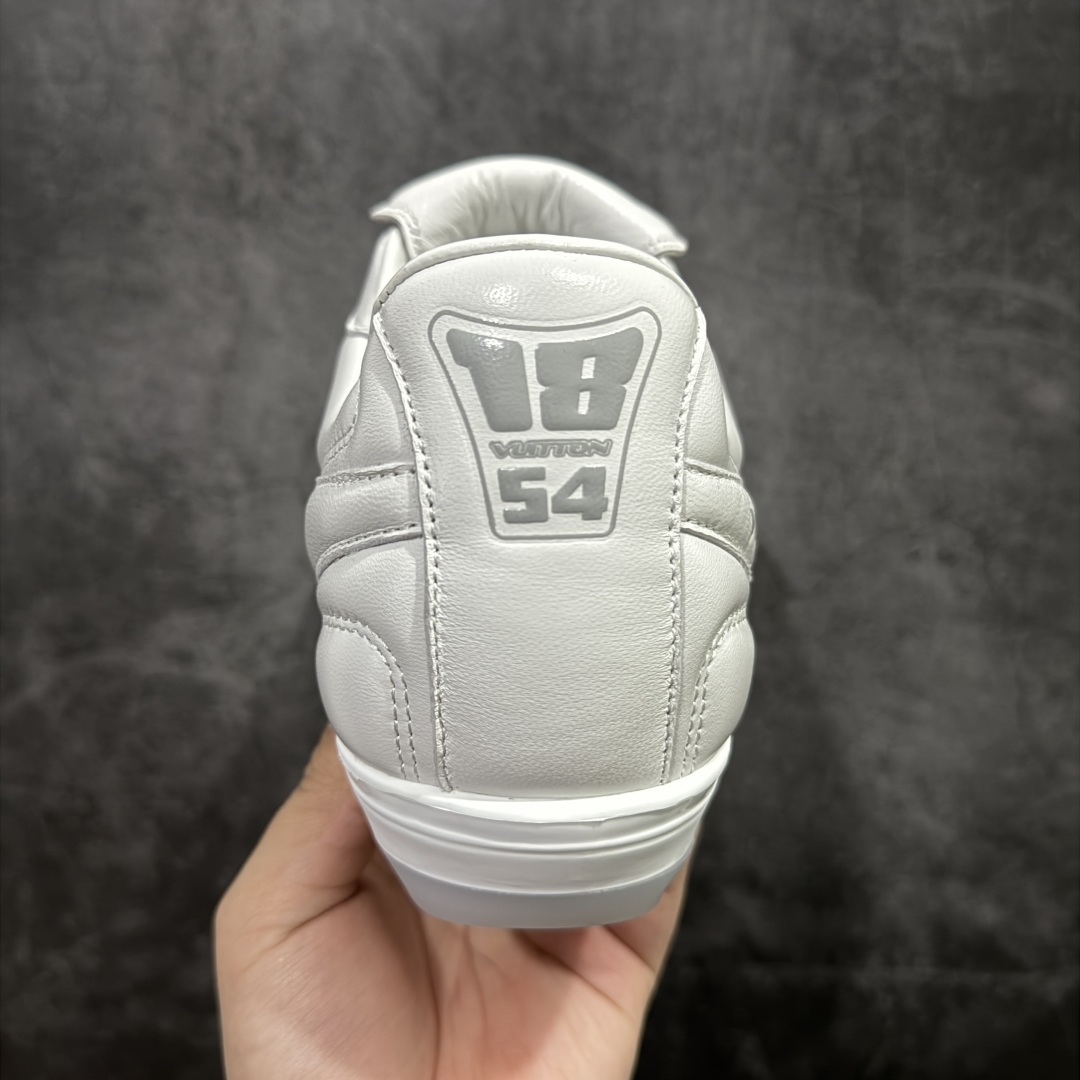 图片[4]-【X1礼盒版】Louis Vuitton 2025 LV Footprint 情侣同款球鞋 市面最新版本 佛山高端品质 第一时间订入zp开发每个拼色的材质都是原版独家定制,与正品一致 做到对版对色大底开模高弹力环保发泡底 模具费都高达几十万 原版头层皮鞋面 压花都是按正品一比一打造开发 不偷半点料 不掺半点假 细节原版一致 可对比 全包套原版包装配件 最新包装大礼盒!! 目前市面一梯队级别 市场太杂请注意混卖版本 可区别材料 版型 质感 包装配件 一切肉眼可见的细节 法国巴黎百年奢侈品牌LV路易威登Louis Vuitton 尺码： 39 40 41 42 43 44 45 46-选品中心