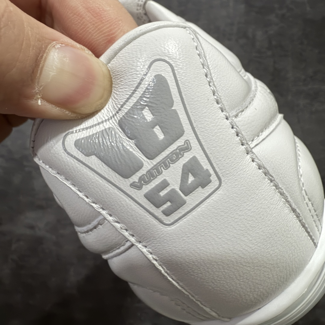 图片[2]-【X1礼盒版】Louis Vuitton 2025 LV Footprint 情侣同款球鞋 市面最新版本 佛山高端品质 第一时间订入zp开发每个拼色的材质都是原版独家定制,与正品一致 做到对版对色大底开模高弹力环保发泡底 模具费都高达几十万 原版头层皮鞋面 压花都是按正品一比一打造开发 不偷半点料 不掺半点假 细节原版一致 可对比 全包套原版包装配件 最新包装大礼盒!! 目前市面一梯队级别 市场太杂请注意混卖版本 可区别材料 版型 质感 包装配件 一切肉眼可见的细节 法国巴黎百年奢侈品牌LV路易威登Louis Vuitton 尺码： 39 40 41 42 43 44 45 46-选品中心