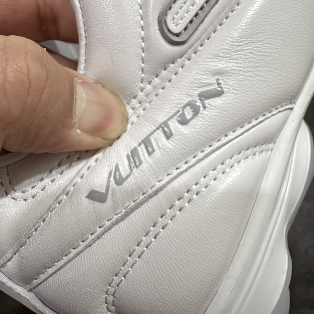 图片[3]-【X1礼盒版】Louis Vuitton 2025 LV Footprint 情侣同款球鞋 市面最新版本 佛山高端品质 第一时间订入zp开发每个拼色的材质都是原版独家定制,与正品一致 做到对版对色大底开模高弹力环保发泡底 模具费都高达几十万 原版头层皮鞋面 压花都是按正品一比一打造开发 不偷半点料 不掺半点假 细节原版一致 可对比 全包套原版包装配件 最新包装大礼盒!! 目前市面一梯队级别 市场太杂请注意混卖版本 可区别材料 版型 质感 包装配件 一切肉眼可见的细节 法国巴黎百年奢侈品牌LV路易威登Louis Vuitton 尺码： 39 40 41 42 43 44 45 46-选品中心