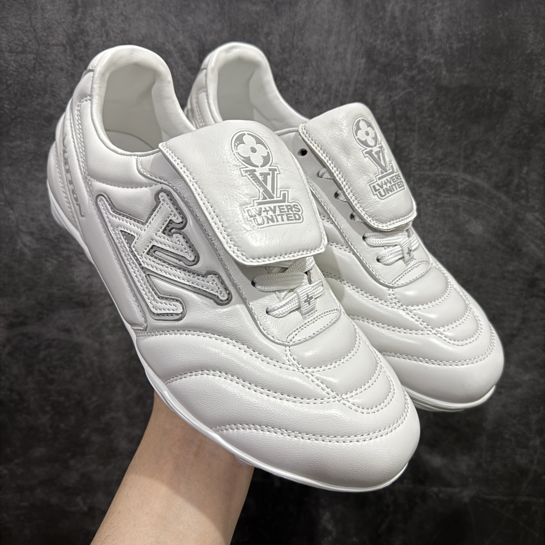 【X1礼盒版】Louis Vuitton 2025 LV Footprint 情侣同款球鞋 市面最新版本 佛山高端品质 第一时间订入zp开发每个拼色的材质都是原版独家定制,与正品一致 做到对版对色大底开模高弹力环保发泡底 模具费都高达几十万 原版头层皮鞋面 压花都是按正品一比一打造开发 不偷半点料 不掺半点假 细节原版一致 可对比 全包套原版包装配件 最新包装大礼盒!! 目前市面一梯队级别 市场太杂请注意混卖版本 可区别材料 版型 质感 包装配件 一切肉眼可见的细节 法国巴黎百年奢侈品牌LV路易威登Louis Vuitton 尺码： 39 40 41 42 43 44 45 46-选品中心