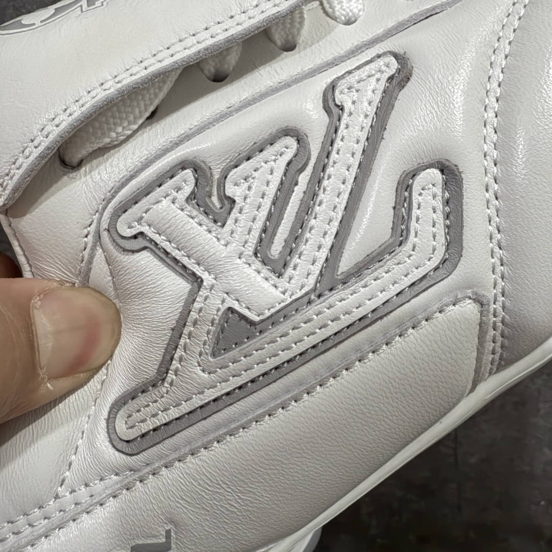 图片[4]-【X1礼盒版】Louis Vuitton 2025 LV Footprint 情侣同款球鞋 市面最新版本 佛山高端品质 第一时间订入zp开发每个拼色的材质都是原版独家定制,与正品一致 做到对版对色大底开模高弹力环保发泡底 模具费都高达几十万 原版头层皮鞋面 压花都是按正品一比一打造开发 不偷半点料 不掺半点假 细节原版一致 可对比 全包套原版包装配件 最新包装大礼盒!! 目前市面一梯队级别 市场太杂请注意混卖版本 可区别材料 版型 质感 包装配件 一切肉眼可见的细节 法国巴黎百年奢侈品牌LV路易威登Louis Vuitton 尺码： 39 40 41 42 43 44 45 46-选品中心