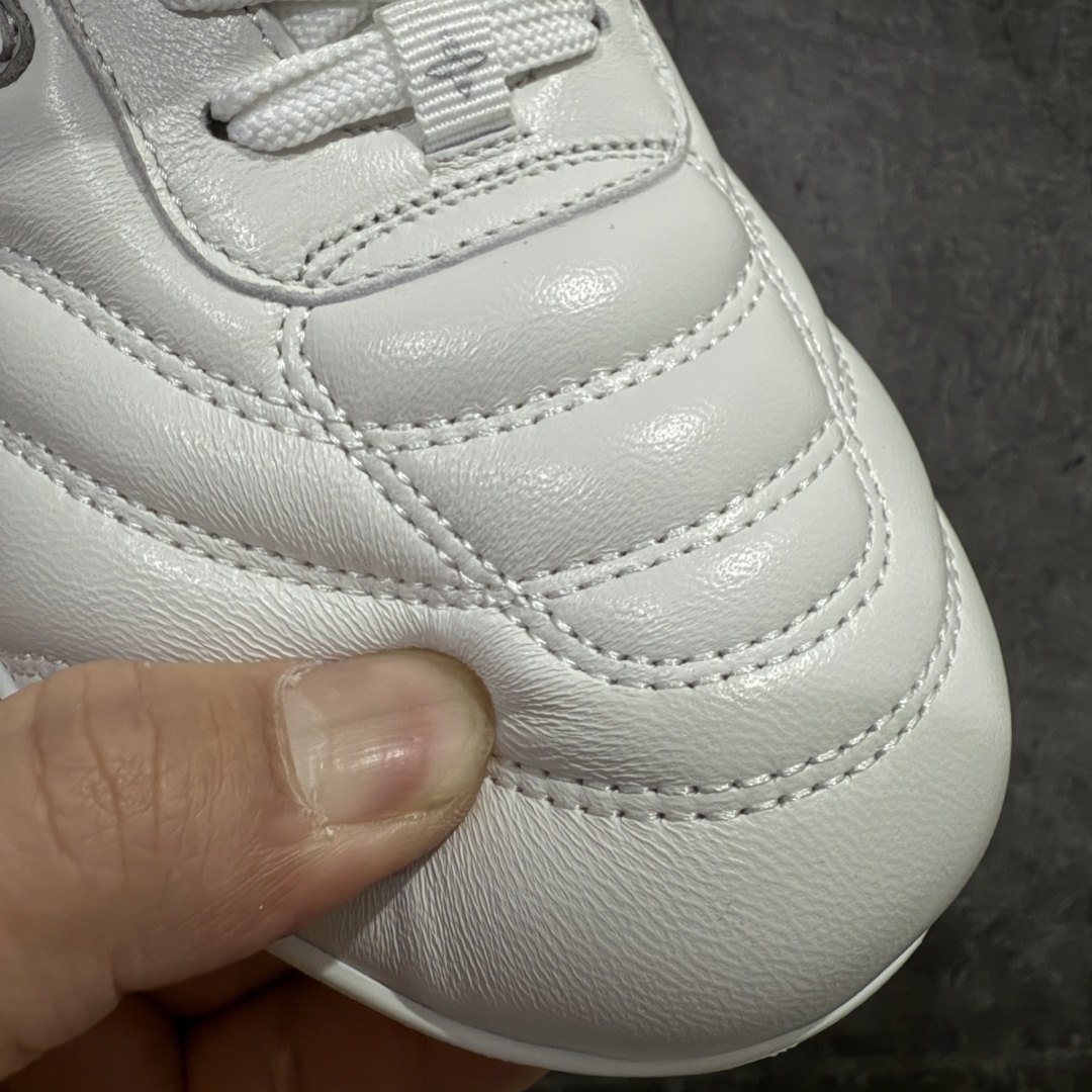 图片[5]-【X1礼盒版】Louis Vuitton 2025 LV Footprint 情侣同款球鞋 市面最新版本 佛山高端品质 第一时间订入zp开发每个拼色的材质都是原版独家定制,与正品一致 做到对版对色大底开模高弹力环保发泡底 模具费都高达几十万 原版头层皮鞋面 压花都是按正品一比一打造开发 不偷半点料 不掺半点假 细节原版一致 可对比 全包套原版包装配件 最新包装大礼盒!! 目前市面一梯队级别 市场太杂请注意混卖版本 可区别材料 版型 质感 包装配件 一切肉眼可见的细节 法国巴黎百年奢侈品牌LV路易威登Louis Vuitton 尺码： 39 40 41 42 43 44 45 46-选品中心