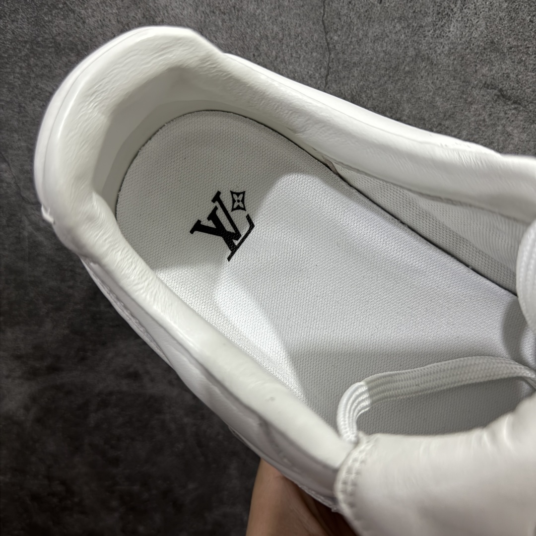 图片[9]-【X1礼盒版】Louis Vuitton 2025 LV Footprint 情侣同款球鞋 市面最新版本 佛山高端品质 第一时间订入zp开发每个拼色的材质都是原版独家定制,与正品一致 做到对版对色大底开模高弹力环保发泡底 模具费都高达几十万 原版头层皮鞋面 压花都是按正品一比一打造开发 不偷半点料 不掺半点假 细节原版一致 可对比 全包套原版包装配件 最新包装大礼盒!! 目前市面一梯队级别 市场太杂请注意混卖版本 可区别材料 版型 质感 包装配件 一切肉眼可见的细节 法国巴黎百年奢侈品牌LV路易威登Louis Vuitton 尺码： 39 40 41 42 43 44 45 46-选品中心